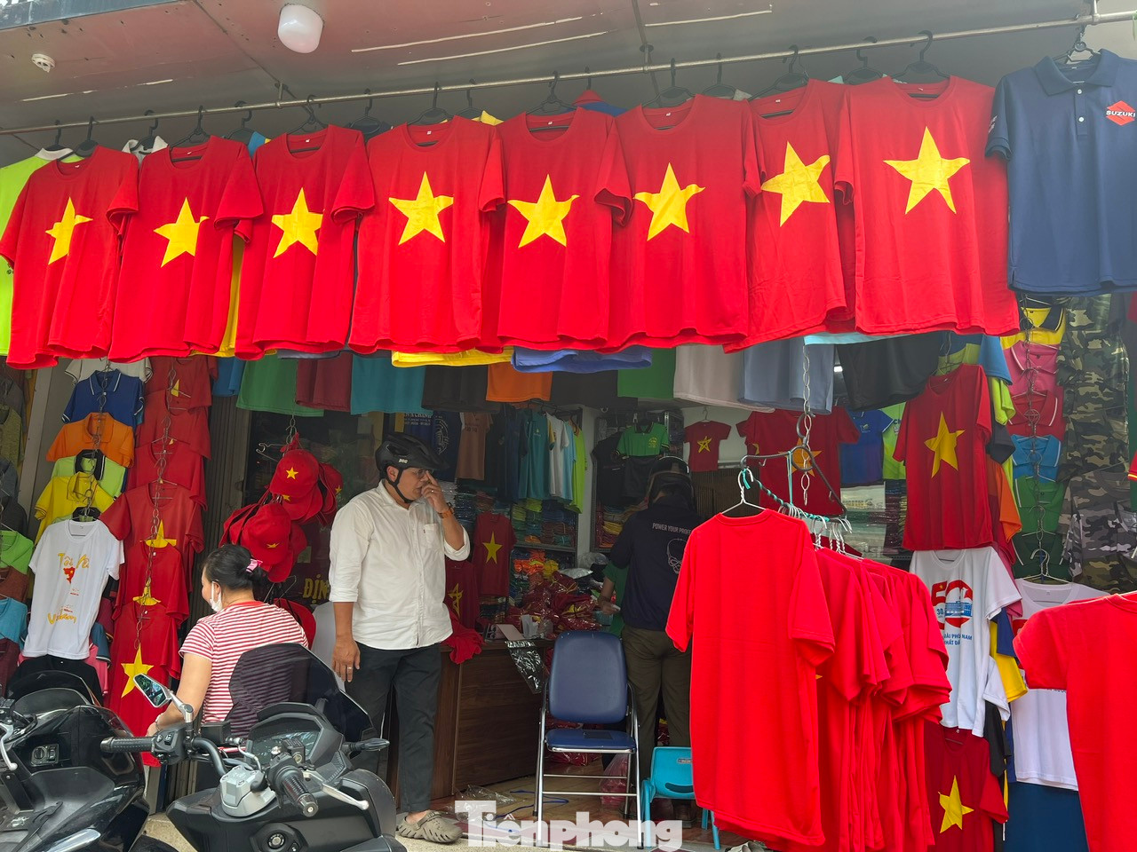 Áo thun hình sao vàng chiếm phần lớn tại các cửa hàng