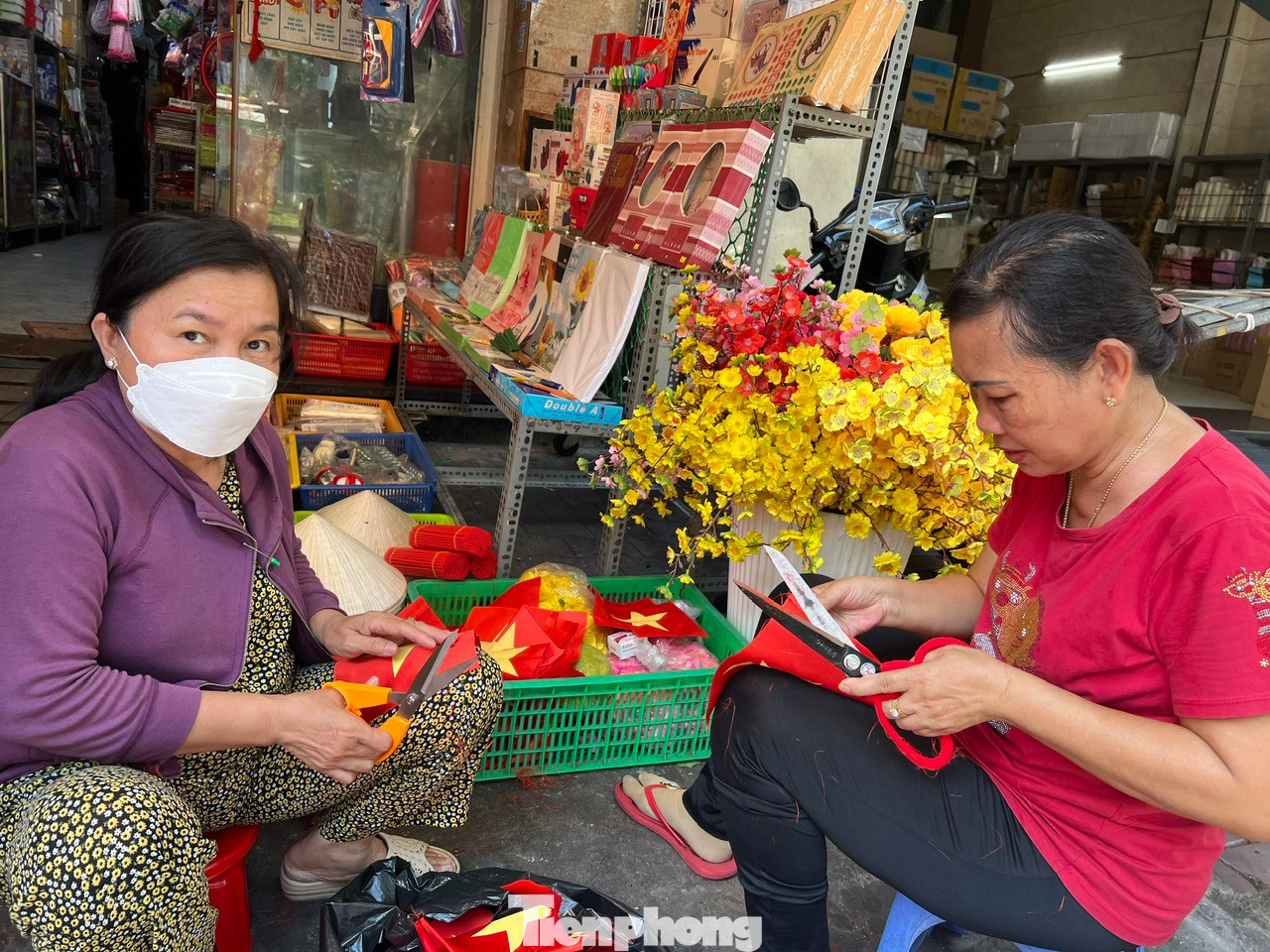 Trên đường Hải Thượng Lãn Ông (quận 5), nhân viên cửa hàng liên tục làm lá cờ