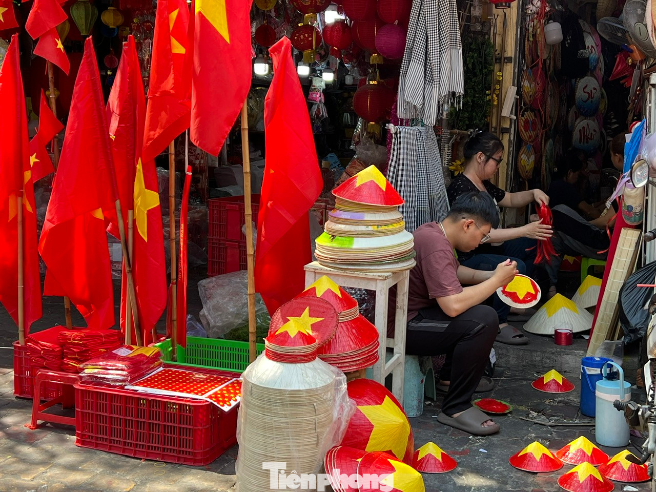 Nón được sơn hình ngôi sao vàng bắt mắt, các sản phẩm đều có giá từ 10.000 - 50.000 đồng/sản phẩm, tùy lớn nhỏ. Tuy chuẩn bị số lượng lớn nhưng đến chiều muộn, các sản phẩm này đều không còn hàng.