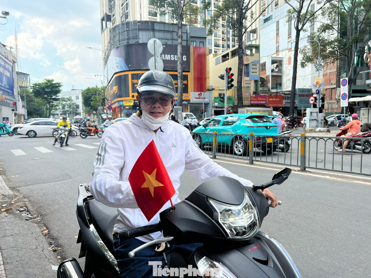 &quot;Người dân ai cũng vui, háo hức chờ đến ngày lễ 30/4. Kỉ niệm 50 năm Ngày miền Nam hoàn toàn giải phóng, thống nhất đất nước, tôi cũng muốn tỏ lòng biết ơn cha ông của mình đã hy sinh để giải phóng dân tộc, thống nhất đất nước và tình yêu nước của tôi. Tôi mua lá cờ này gắn trên xe&quot; - một khách hàng cho biết.