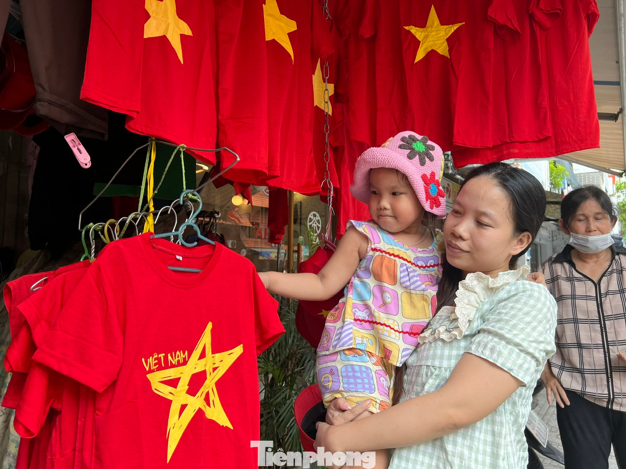 &quot;Đây là dịp lễ lớn của dân tộc, 50 năm mới có nên tôi sẽ đưa các con đi xem lễ sơ duyệt diễu binh ngay trong chiều nay và ngày diễn ra chính thức&quot; - chị An, ngụ quận 3 cho biết