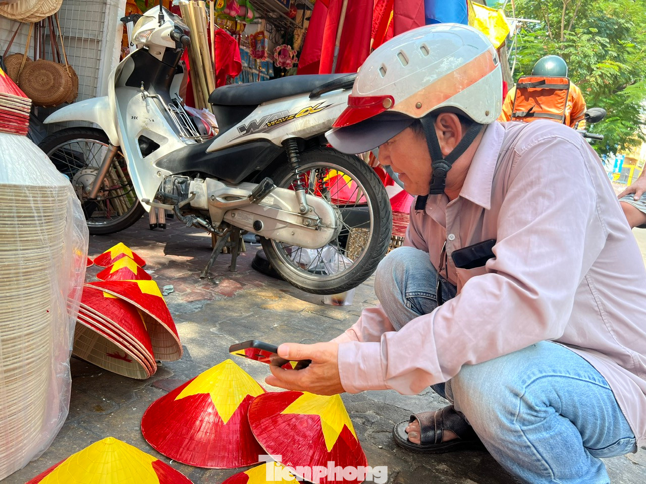 Một khách hàng vừa gọi điện thoại cho người để chọn nón ưng ý