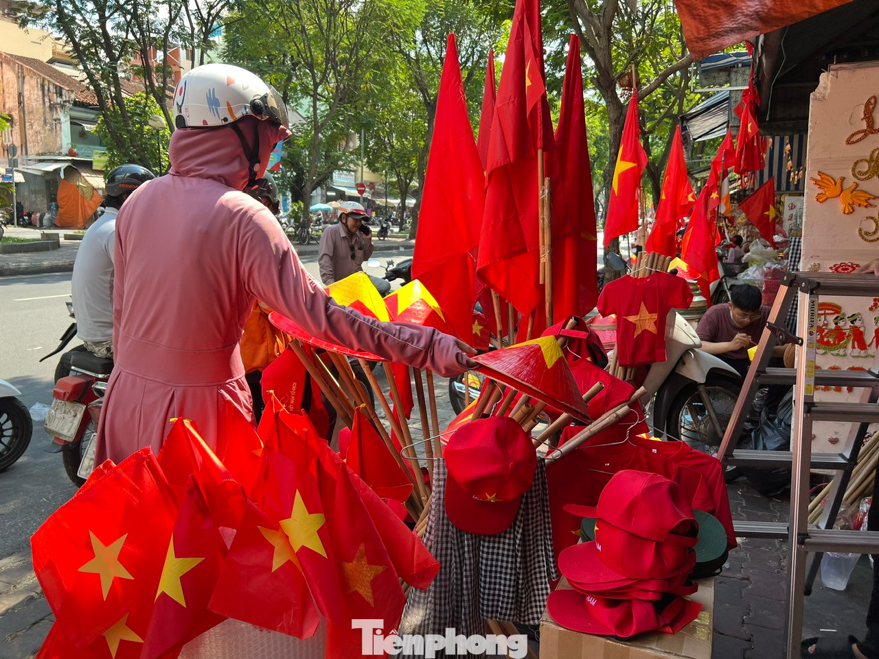 Lá cờ hầu như không còn trong chiều ngày 25/4