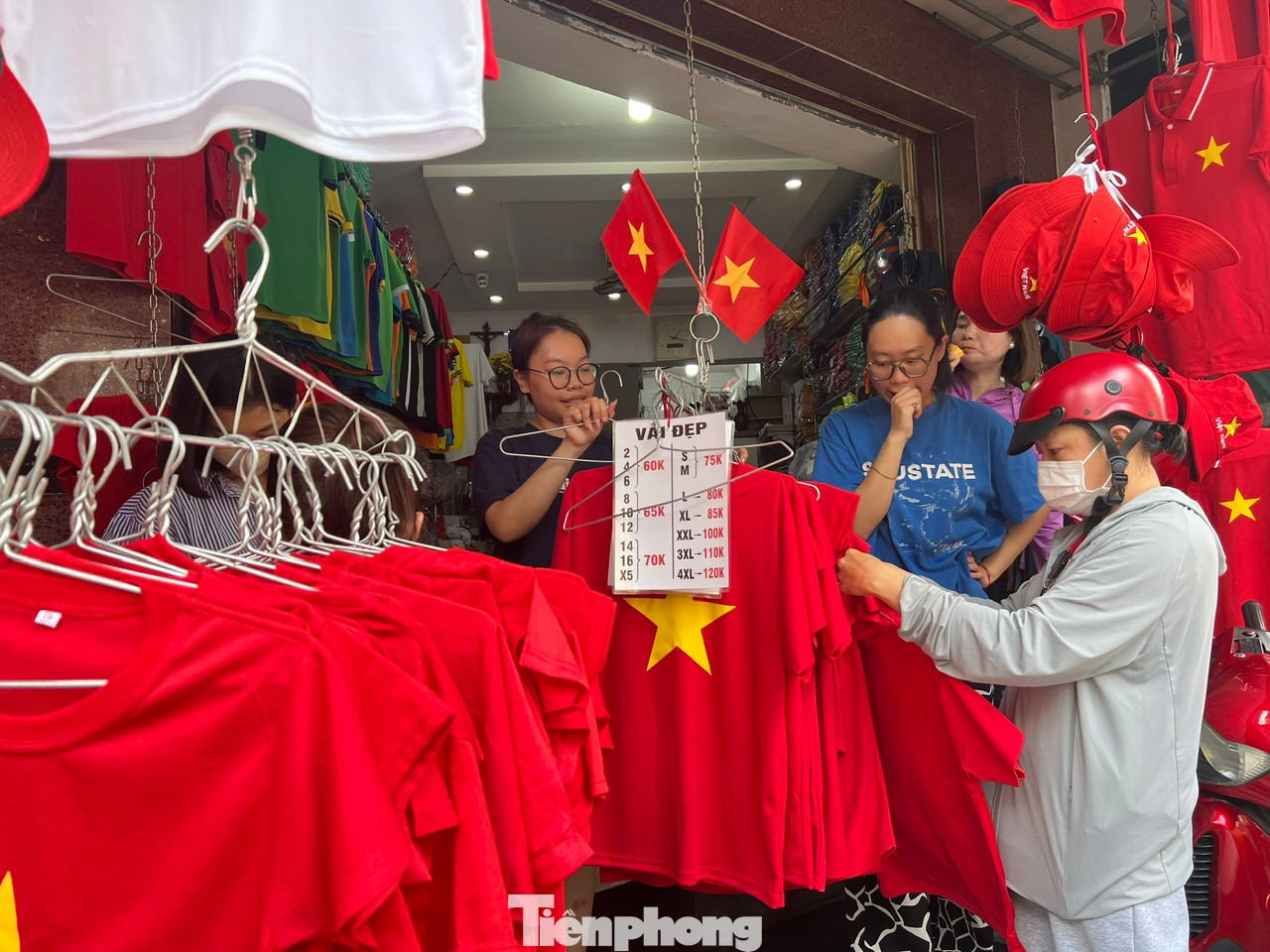 Chiều muộn 25/4, tại cửa hàng Cẩm Hương (quận 1, TPHCM), khách liên tục đến chọn mua áo thun với số lượng lớn, đủ các size cho gia đình, cơ quan.