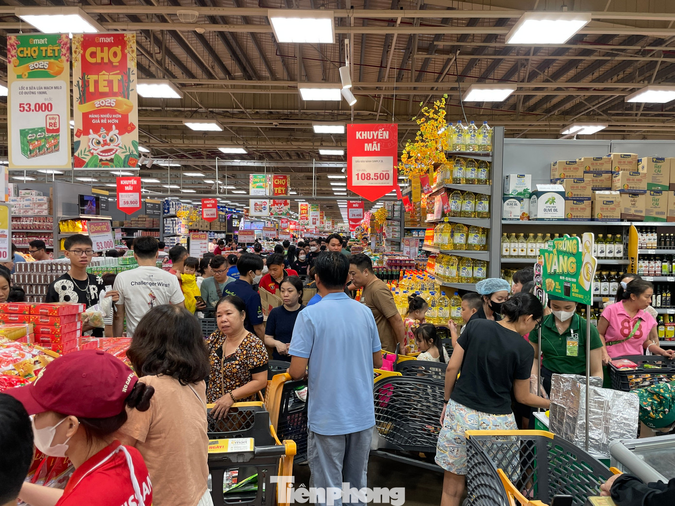 Các lối đi đều ken cứng, đông nghịt người. Các sản phẩm phục vụ Tết như giò chả, bánh chưng, khô gà, dưa hấu, hạt khô, nước giải khát, hoa, trái cây... được người dân lựa chọn nhiều nhất. Các lối đi đều ken cứng, đông nghịt người. Các sản phẩm phục vụ Tết như giò chả, bánh chưng, khô gà, dưa hấu, hạt khô, nước giải khát, hoa, trái cây... được người dân lựa chọn nhiều nhất.