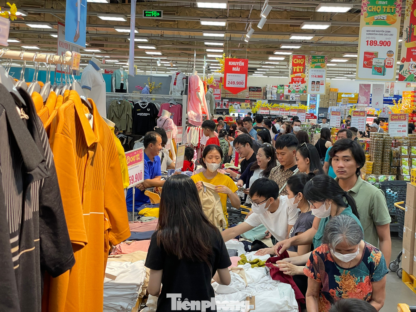 Khuyến mãi ngập tràn các quầy hàng, từ thực phẩm đến thời trang, đồ gia dụng... Khuyến mãi ngập tràn các quầy hàng, từ thực phẩm đến thời trang, đồ gia dụng...