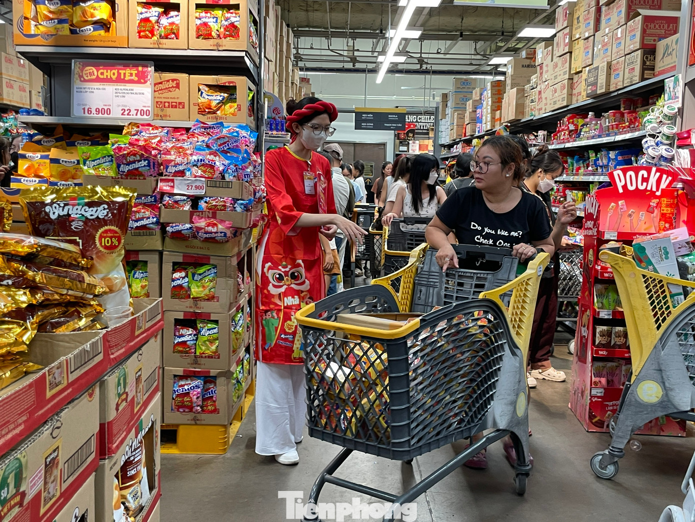 Nhân viên tiếp thị, tư vấn tận nơi để khách hàng chọn lựa được sản phẩm tiện lợi, tiết kiệm nhất. "Vào siêu thị mua sắm vừa sạch sẽ, mát mẻ, không lo bị hét giá. Tuy nhiên do khách quá đông nên khâu thanh toán hơi lâu, tôi phải xếp hàng dài và chờ đợi gần cả tiếng đồng hồ mới đến lượt" - chị Nhã Trang (31 tuổi) cho biết. Nhân viên tiếp thị, tư vấn tận nơi để khách hàng chọn lựa được sản phẩm tiện lợi, tiết kiệm nhất. "Vào siêu thị mua sắm vừa sạch sẽ, mát mẻ, không lo bị hét giá. Tuy nhiên do khách quá đông nên khâu thanh toán hơi lâu, tôi phải xếp hàng dài và chờ đợi gần cả tiếng đồng hồ mới đến lượt" - chị Nhã Trang (31 tuổi) cho biết.