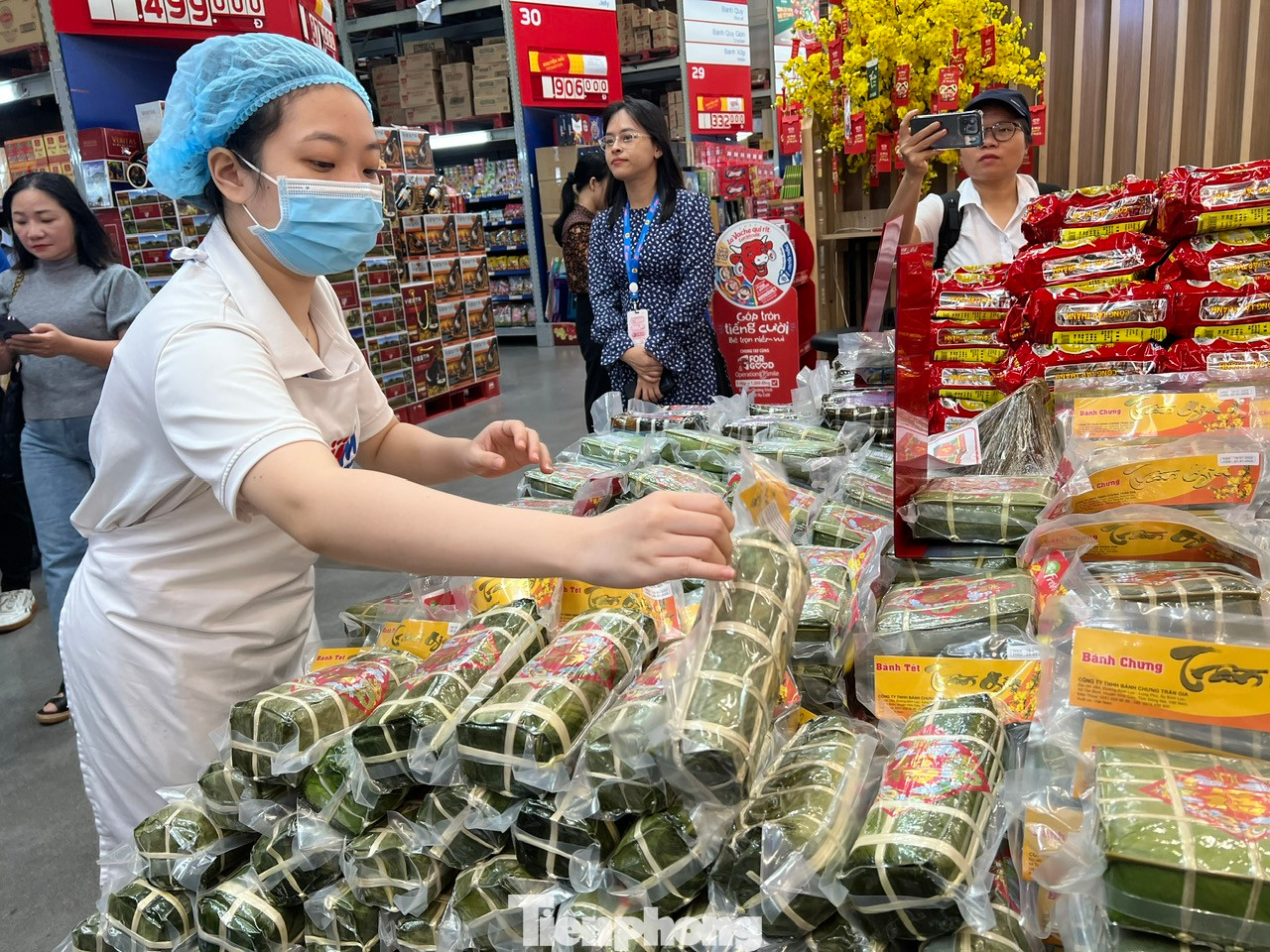 Bánh chưng, bánh tét sẵn sàng phục vụ khách mua sắm Bánh chưng, bánh tét sẵn sàng phục vụ khách mua sắm