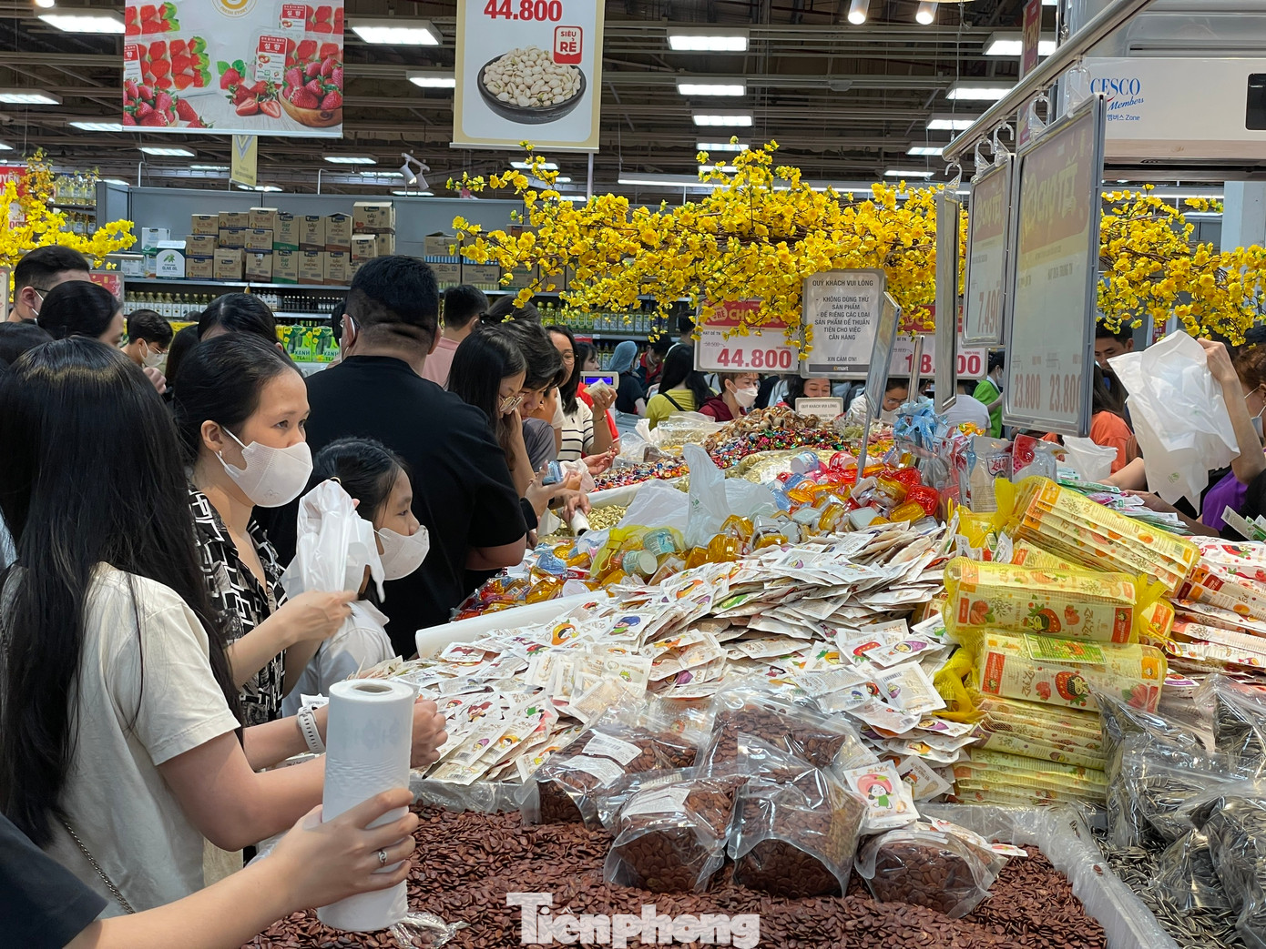 Các mặt hàng đều niêm yết giá rõ ràng, bên cạnh đó còn có chương trình khuyến mãi giảm giá trên từng mặt hàng hoặc tổng hóa đơn, rút thăm trúng thưởng... Các mặt hàng đều niêm yết giá rõ ràng, bên cạnh đó còn có chương trình khuyến mãi giảm giá trên từng mặt hàng hoặc tổng hóa đơn, rút thăm trúng thưởng...