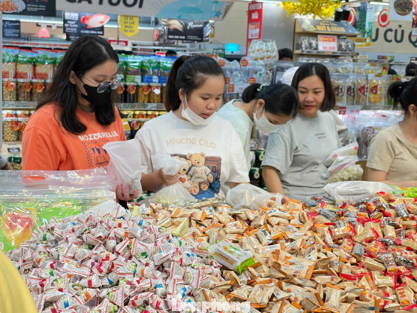 Tại các siêu thị của hệ thống Co.opmart, MM Mega Market, LOTTE Mart, Emart, Aeon, Big C, Tops Market, Bách Hóa Xanh, Vinmart… không khí mua sắm đều tấp nập. Tại các siêu thị của hệ thống Co.opmart, MM Mega Market, LOTTE Mart, Emart, Aeon, Big C, Tops Market, Bách Hóa Xanh, Vinmart… không khí mua sắm đều tấp nập.