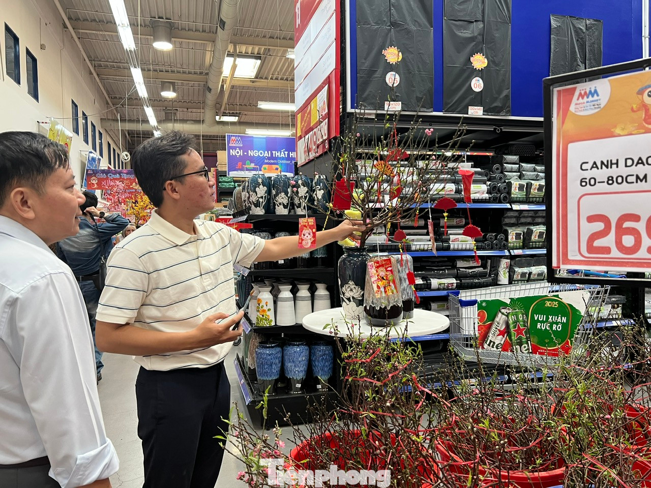 Riêng ngày 28/1 (29 tháng Chạp), các siêu thị đều phục vụ khách mua sắm đến 12 trưa và tạm nghỉ; đồng thời sẽ hoạt động trở lại vào mùng 2 hoặc mùng 3 Tết, tùy hệ thống. Riêng ngày 28/1 (29 tháng Chạp), các siêu thị đều phục vụ khách mua sắm đến 12 trưa và tạm nghỉ; đồng thời sẽ hoạt động trở lại vào mùng 2 hoặc mùng 3 Tết, tùy hệ thống.