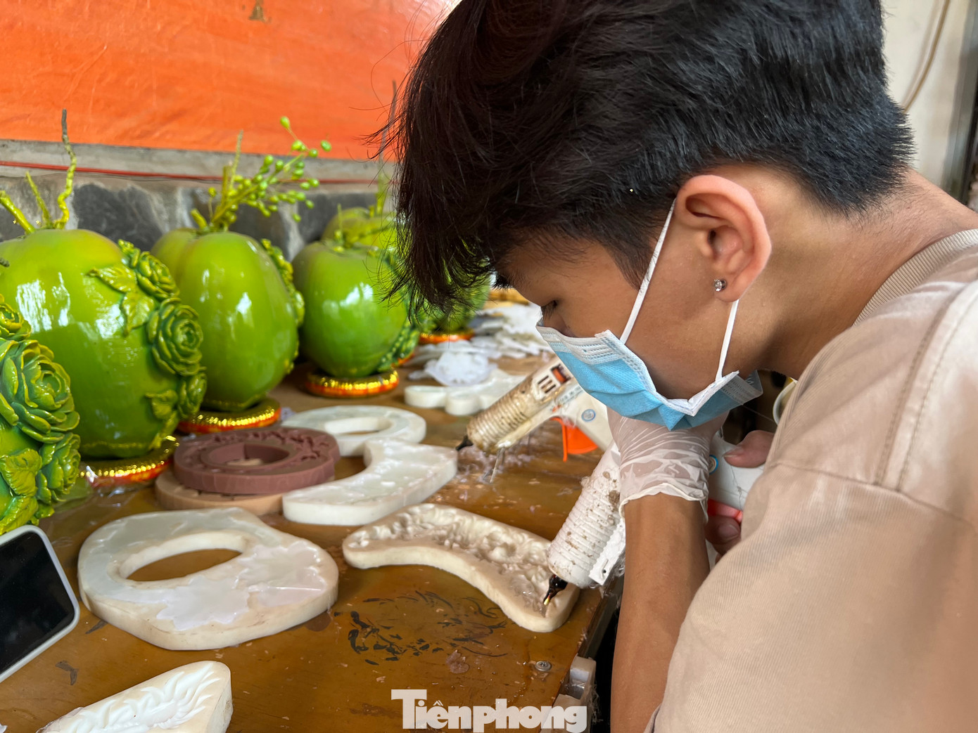 Các phụ kiện trang trí trên bầu hồ lô, như hình rồng, chữ thư pháp, hoa lá, chủ yếu được chế tác từ keo nhựa đổ khuôn.