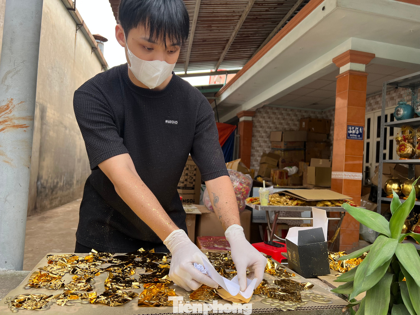 Dát những lá vàng tỉ mỉ lên từng phụ kiện