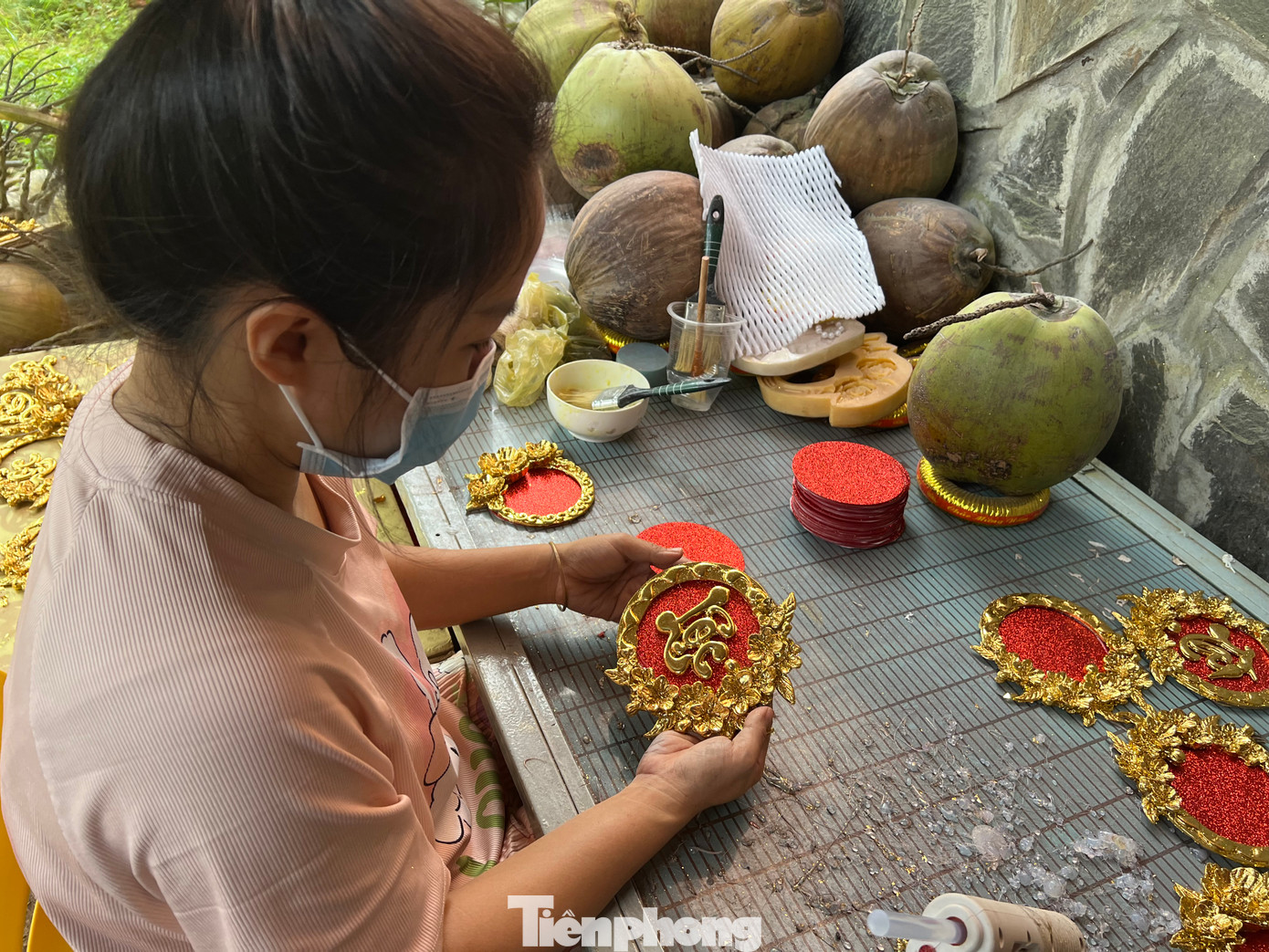 Đính các phụ kiện với nhau trước khi trang trí lên thành phẩm