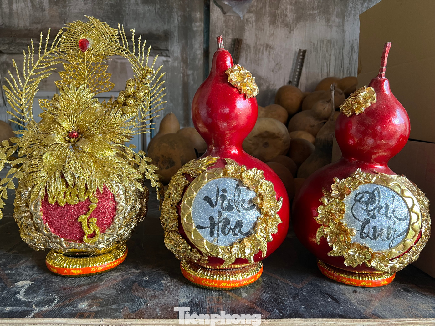 Ngày 11/1, tại cơ sở dừa dát vàng Yến Lê (TP Thủ Đức, TPHCM), những quả dừa, bầu hồ lô được sơn son và dát vàng, trang điểm thêm hình rồng phượng bắt mắt được bài trí trên quầy kệ. Cạnh đó, nhân viên cơ sở liên tục hoàn thiện sản phẩm để kịp giao hàng đến khách mua từ khắp mọi nơi.