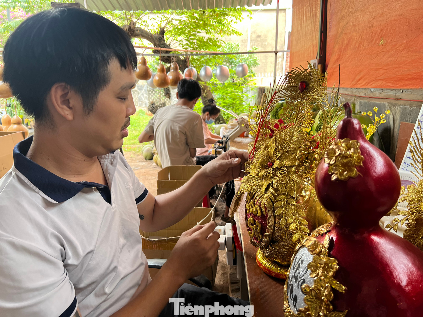 Không khí làm việc trở nên hối hả hơn bao giờ hết. Đến thời điểm này, cơ sở đã không nhận thêm đơn hàng mới, vì mỗi sản phẩm đều được làm thủ công, cần thời gian để hoàn thiện. Mỗi sản phẩm đến tay khách hàng đều “độc nhất vô nhị”, không đụng hàng.