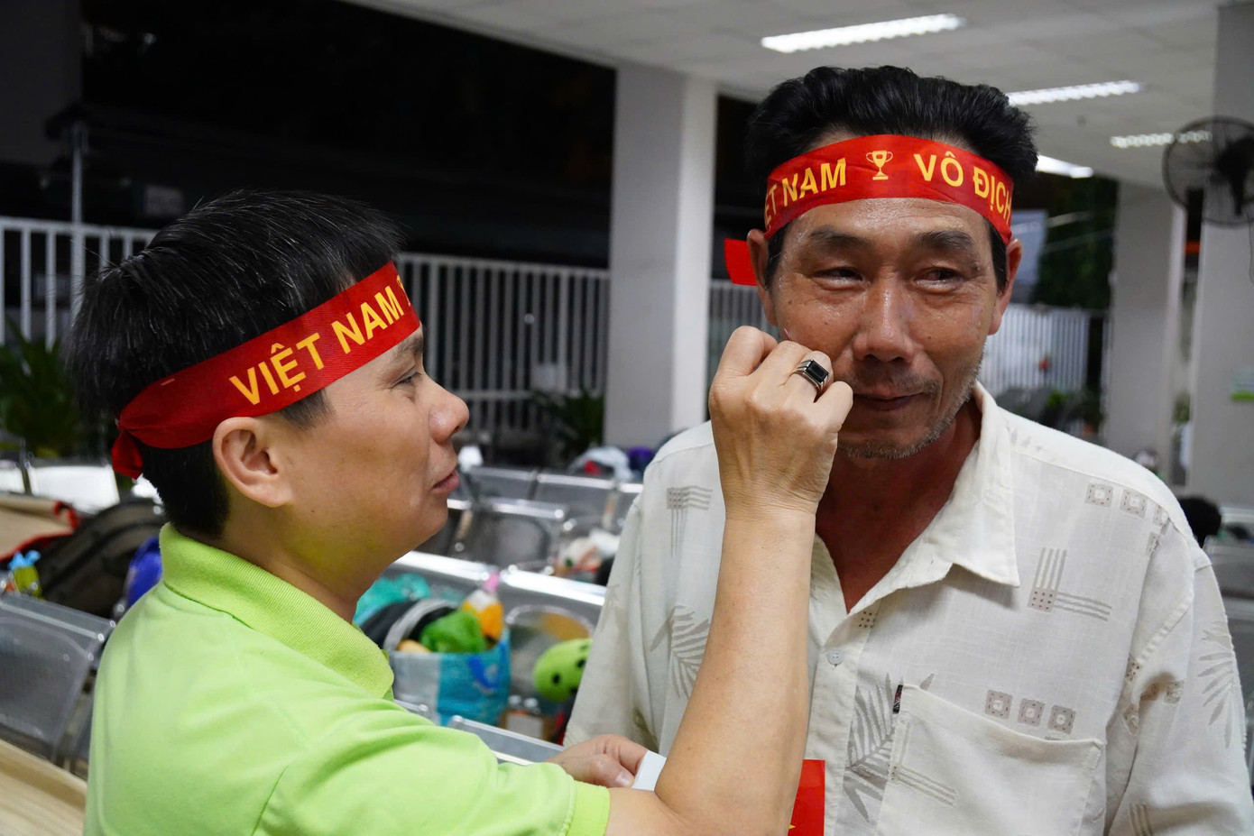 Phòng công tác xã hội Bệnh viện Chợ Rẫy đã chuẩn bị màn hình 100 inch, hệ thống âm thanh chất lượng cao, chuẩn bị nào cờ đỏ sao vàng, dây băng đeo trán, sticker… để tặng các “cổ động viên” đặc biệt. Được biết, Bệnh viện Chợ Rẫy sẽ bố trí màn hình hai trận chung kết lượt đi và lượt về AFF Cup 2024. “Hơn cả một sự kiện thể thao, buổi phát trực tiếp này là minh chứng cho sự quan tâm của bệnh viện đối với tinh thần và sức khỏe toàn diện của người bệnh. Bóng đá không chỉ là môn thể thao vua, mà còn là chất keo gắn kết những trái tim”, ThS Lê Minh Hiển - Trưởng phòng công tác xã hội Bệnh viện Chợ Rẫy chia sẻ. Phòng công tác xã hội Bệnh viện Chợ Rẫy đã chuẩn bị màn hình 100 inch, hệ thống âm thanh chất lượng cao, chuẩn bị nào cờ đỏ sao vàng, dây băng đeo trán, sticker… để tặng các “cổ động viên” đặc biệt. Được biết, Bệnh viện Chợ Rẫy sẽ bố trí màn hình hai trận chung kết lượt đi và lượt về AFF Cup 2024. “Hơn cả một sự kiện thể thao, buổi phát trực tiếp này là minh chứng cho sự quan tâm của bệnh viện đối với tinh thần và sức khỏe toàn diện của người bệnh. Bóng đá không chỉ là môn thể thao vua, mà còn là chất keo gắn kết những trái tim”, ThS Lê Minh Hiển - Trưởng phòng công tác xã hội Bệnh viện Chợ Rẫy chia sẻ.