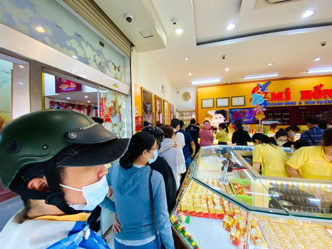 Đội nắng giữa trưa ngày 19/3 chờ mua vàng.