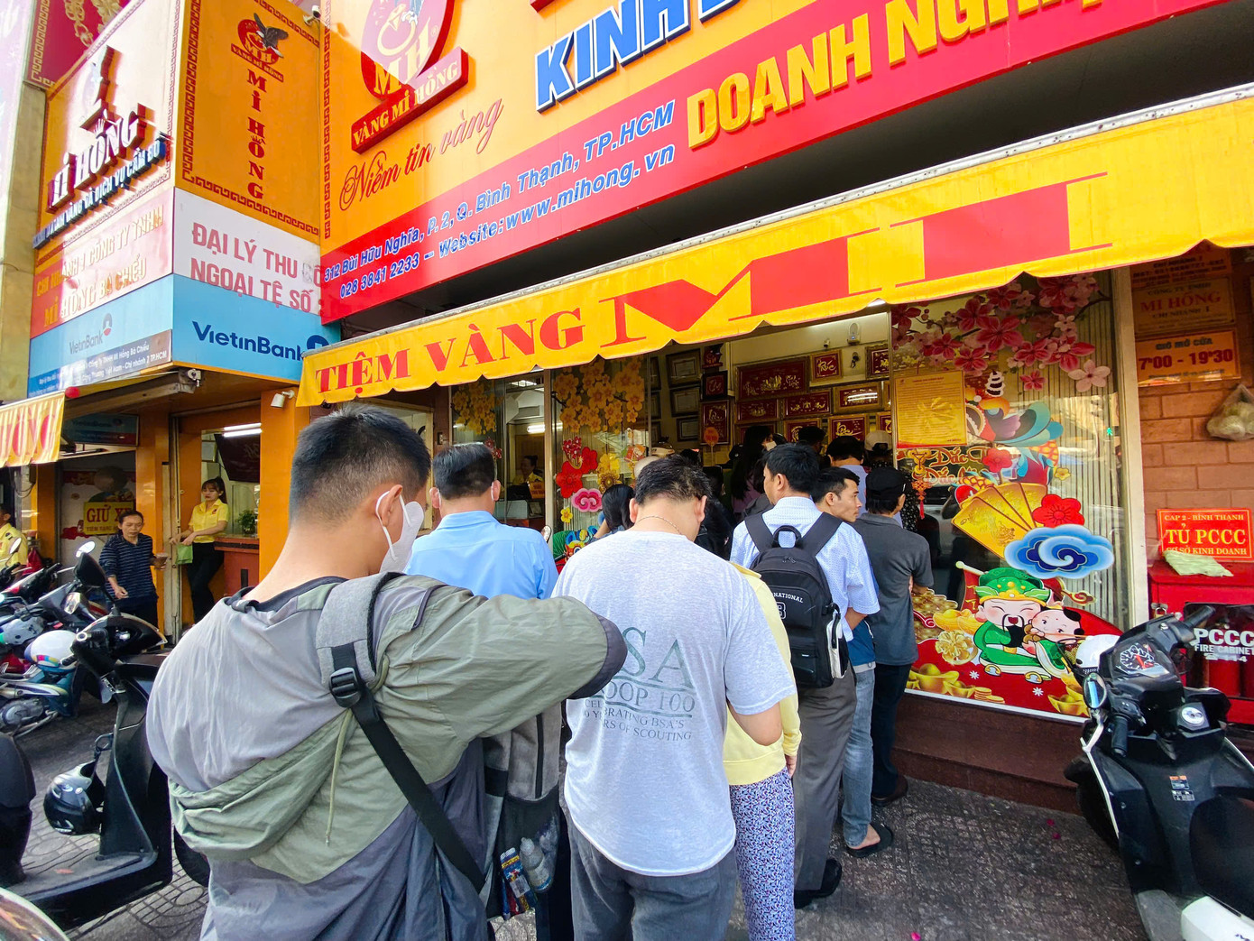 Đội nắng giữa trưa ngày 19/3 chờ mua vàng.