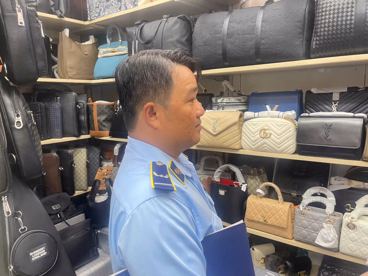 Cơ quan chức năng kiểm tra, thu giữ hàng ngàn sản phẩm giả, nhái tại nhiều "thiên đường mua sắm" của TPHCM