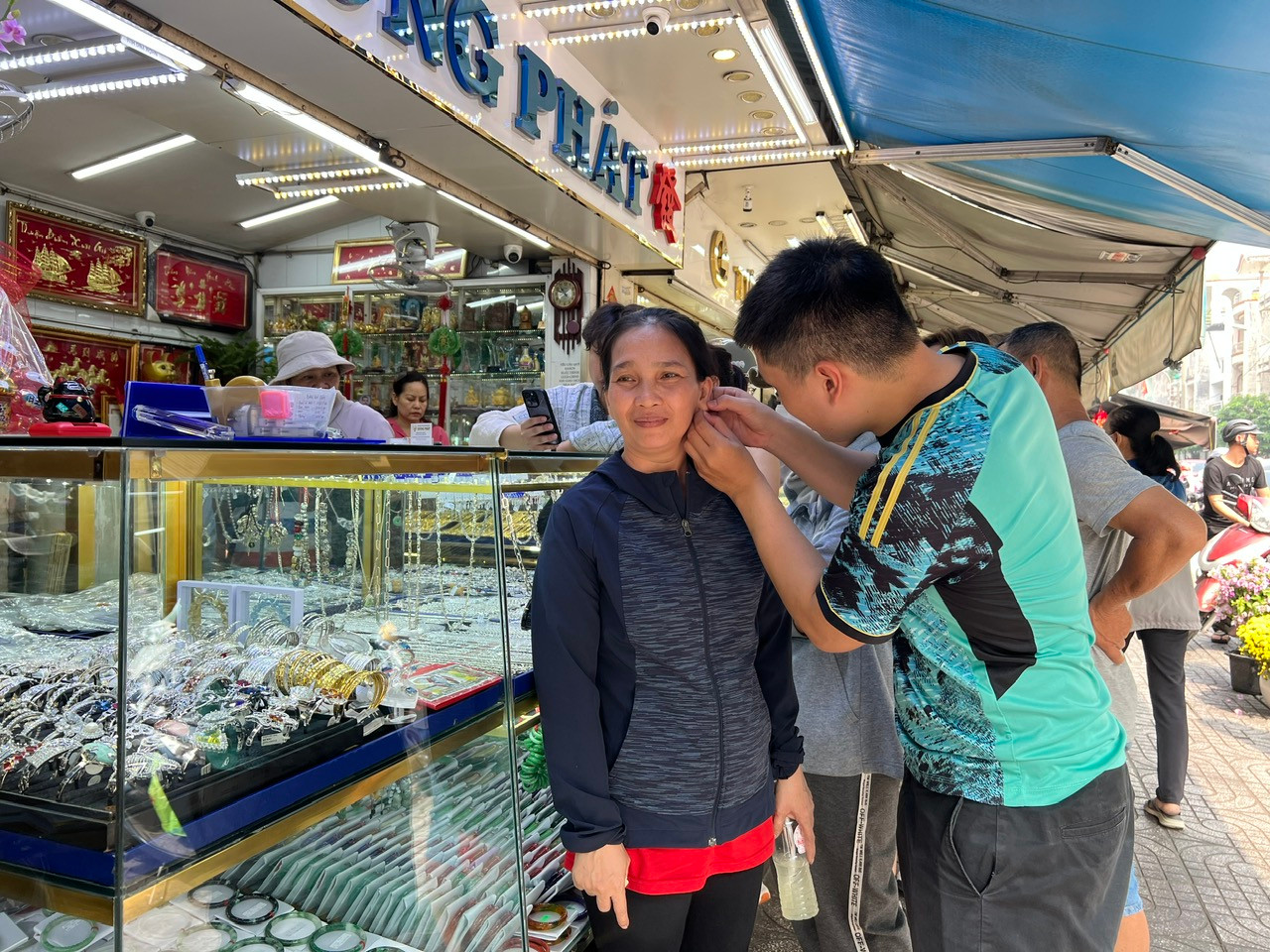 Tại chợ Thiếc (quận 11), khách cũng tấp nập đến các tiệm vàng mua sắm trang sức mới, đổi trang sức cũ. &quot;Trước đây sốt vàng nên muốn mua cũng khá khó khăn, bây giờ thoải mái hơn, khách muốn mua bao nhiêu cũng có. Nhiều người có thói quen mua vàng cuối năm để cầu năm mới nhiều may mắn, bình an&quot; - nhân viên một tiệm vàng trong chợ chia sẻ.