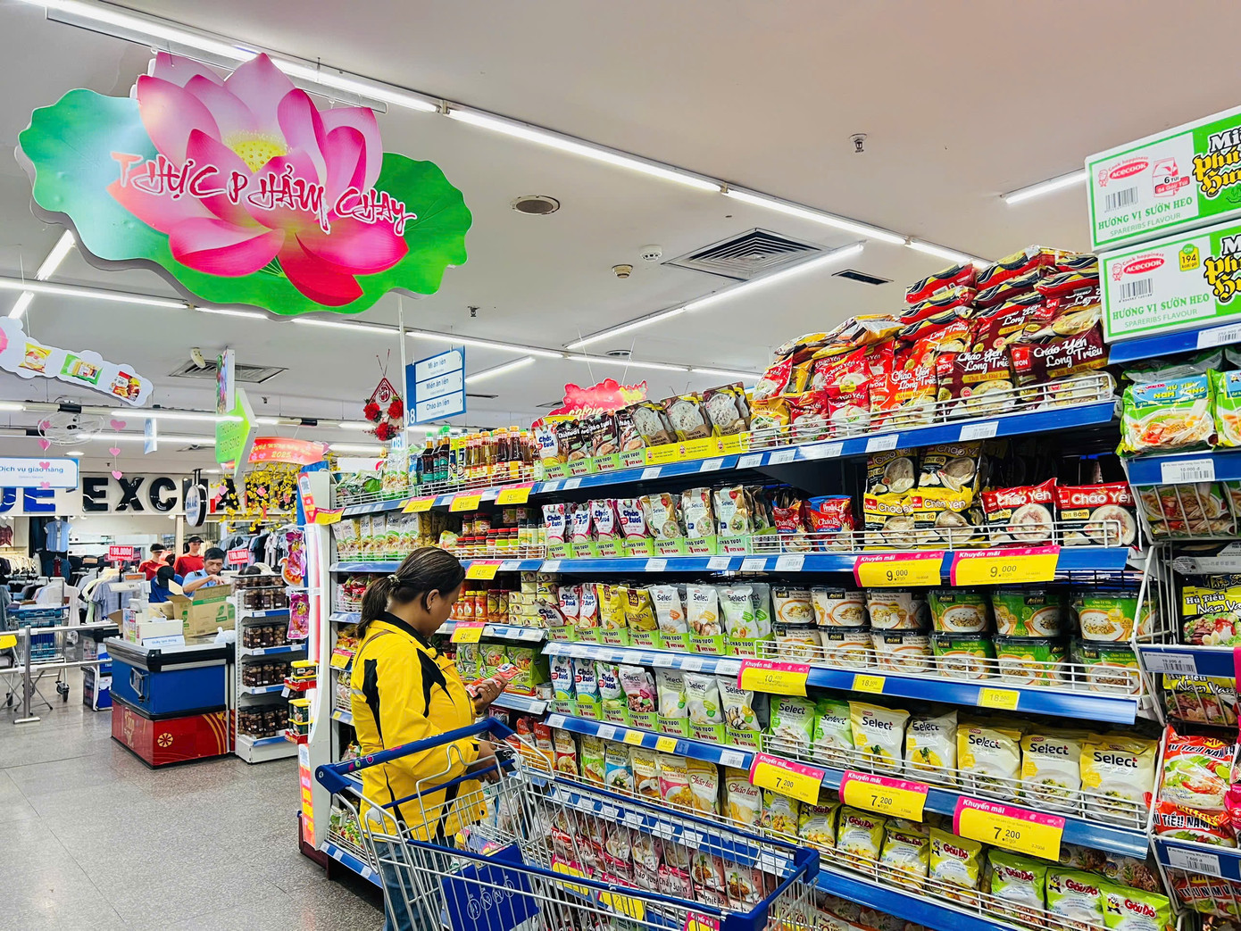 Khu vực thực phẩm chay tại một siêu thị, sản lượng phục vụ rằm tháng Giêng tăng 30% so với ngày thường. Đồng thời giảm giá từ 10 - 30% cho mặt hàng rau củ, thực phẩm chay như nấm hương tươi, sườn non chay, chả giò thủ chay, bánh nếp dimsum chay…