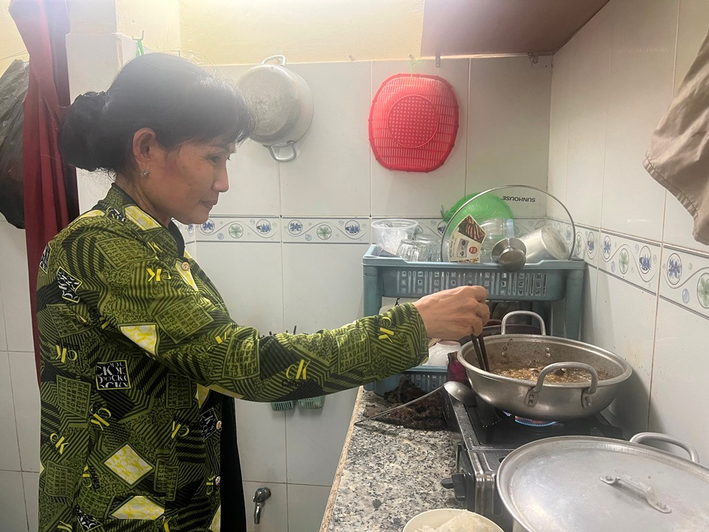 Các gia đình đều tằn tiện, thắt chặt chi tiêu Các gia đình đều tằn tiện, thắt chặt chi tiêu