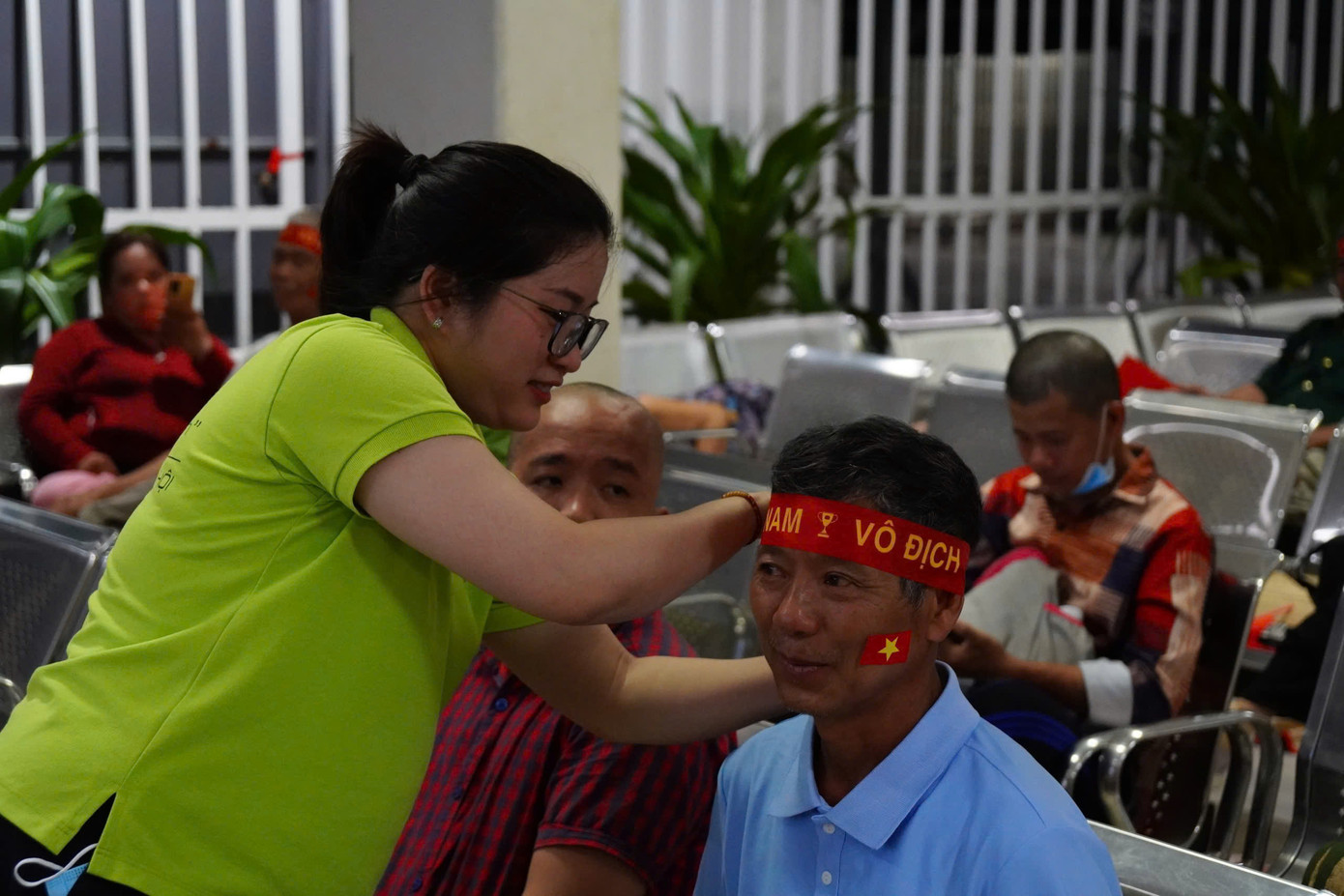 Phòng công tác xã hội Bệnh viện Chợ Rẫy đã chuẩn bị màn hình 100 inch, hệ thống âm thanh chất lượng cao, chuẩn bị nào cờ đỏ sao vàng, dây băng đeo trán, sticker… để tặng các “cổ động viên” đặc biệt. Được biết, Bệnh viện Chợ Rẫy sẽ bố trí màn hình hai trận chung kết lượt đi và lượt về AFF Cup 2024. “Hơn cả một sự kiện thể thao, buổi phát trực tiếp này là minh chứng cho sự quan tâm của bệnh viện đối với tinh thần và sức khỏe toàn diện của người bệnh. Bóng đá không chỉ là môn thể thao vua, mà còn là chất keo gắn kết những trái tim”, ThS Lê Minh Hiển - Trưởng phòng công tác xã hội Bệnh viện Chợ Rẫy chia sẻ. Phòng công tác xã hội Bệnh viện Chợ Rẫy đã chuẩn bị màn hình 100 inch, hệ thống âm thanh chất lượng cao, chuẩn bị nào cờ đỏ sao vàng, dây băng đeo trán, sticker… để tặng các “cổ động viên” đặc biệt. Được biết, Bệnh viện Chợ Rẫy sẽ bố trí màn hình hai trận chung kết lượt đi và lượt về AFF Cup 2024. “Hơn cả một sự kiện thể thao, buổi phát trực tiếp này là minh chứng cho sự quan tâm của bệnh viện đối với tinh thần và sức khỏe toàn diện của người bệnh. Bóng đá không chỉ là môn thể thao vua, mà còn là chất keo gắn kết những trái tim”, ThS Lê Minh Hiển - Trưởng phòng công tác xã hội Bệnh viện Chợ Rẫy chia sẻ.