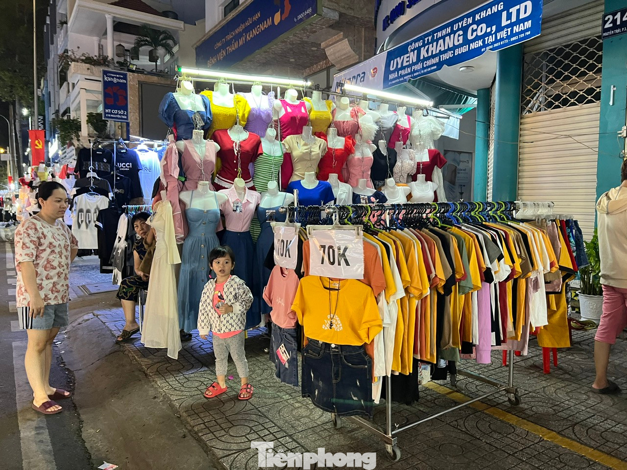 Tối muộn 26/1 (27 tháng Chạp), tiểu thương phố thời trang quận 5 (TPHCM) vẫn trông ngóng từng vị khách đi trên đường ghé vào xem hàng. Tại đây có bán đủ các mặt hàng thời trang, từ quần áo, túi xách, giày dép cho đến các phụ kiện... với giá cực mềm, đa số chưa tới 100.000 đồng/món.
