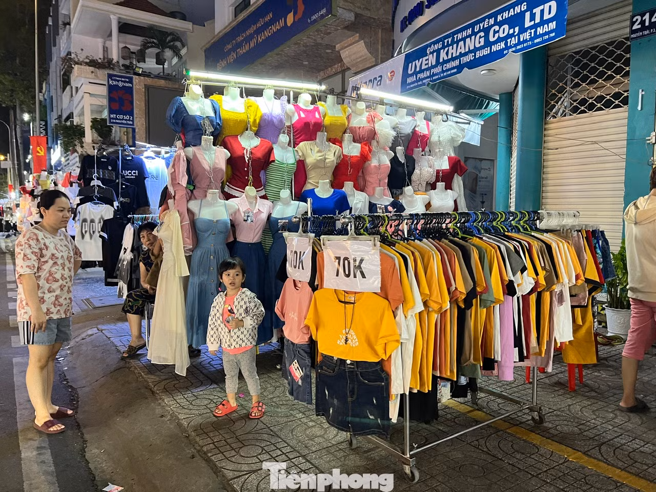 Tối muộn 26/1 (27 tháng Chạp), tiểu thương phố thời trang quận 5 (TPHCM) vẫn trông ngóng từng vị khách đi trên đường ghé vào xem hàng. Tại đây có bán đủ các mặt hàng thời trang, từ quần áo, túi xách, giày dép cho đến các phụ kiện... với giá cực mềm, đa số chưa tới 100.000 đồng/món. Tối muộn 26/1 (27 tháng Chạp), tiểu thương phố thời trang quận 5 (TPHCM) vẫn trông ngóng từng vị khách đi trên đường ghé vào xem hàng. Tại đây có bán đủ các mặt hàng thời trang, từ quần áo, túi xách, giày dép cho đến các phụ kiện... với giá cực mềm, đa số chưa tới 100.000 đồng/món.