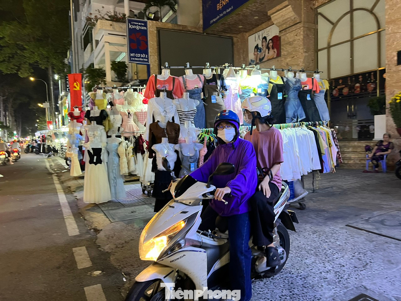 Nhiều khách ghé vào xem nhưng không mua. "Trước đây, ngày cuối tuần thôi đã đông khách còn dịp Tết khách vào ra liên tục suốt đêm. Bây giờ càng ngày càng vắng khách. Có lẽ họ đã mua online, không còn thích tự đi chọn mua quần áo nữa" - bà Thủy (người kinh doanh quần áo thời trang) bộc bạch.