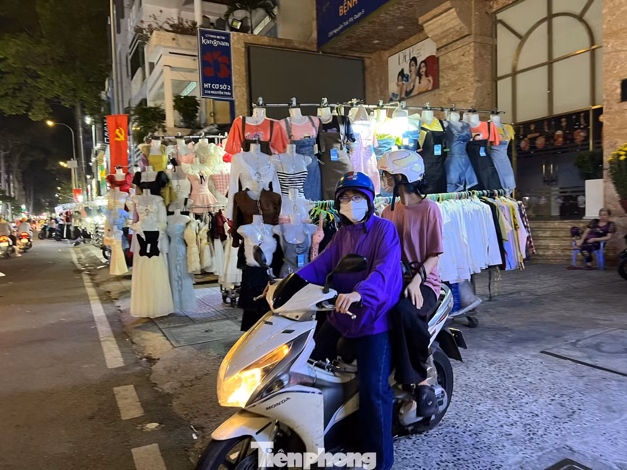 Nhiều khách ghé vào xem nhưng không mua. "Trước đây, ngày cuối tuần thôi đã đông khách còn dịp Tết khách vào ra liên tục suốt đêm. Bây giờ càng ngày càng vắng khách. Có lẽ họ đã mua online, không còn thích tự đi chọn mua quần áo nữa" - bà Thủy (người kinh doanh quần áo thời trang) bộc bạch. Nhiều khách ghé vào xem nhưng không mua. "Trước đây, ngày cuối tuần thôi đã đông khách còn dịp Tết khách vào ra liên tục suốt đêm. Bây giờ càng ngày càng vắng khách. Có lẽ họ đã mua online, không còn thích tự đi chọn mua quần áo nữa" - bà Thủy (người kinh doanh quần áo thời trang) bộc bạch.