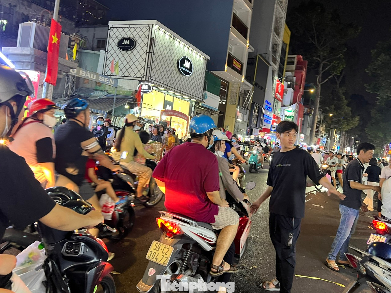 Bảng khuyến mãi, sale đồng giá chỉ 49K, 99K đặt ngay trên vỉa hè... Nhiều nơi, nhân viên còn tràn xuống đường mời gọi nhưng tình hình buôn bán vẫn chưa cải thiện.