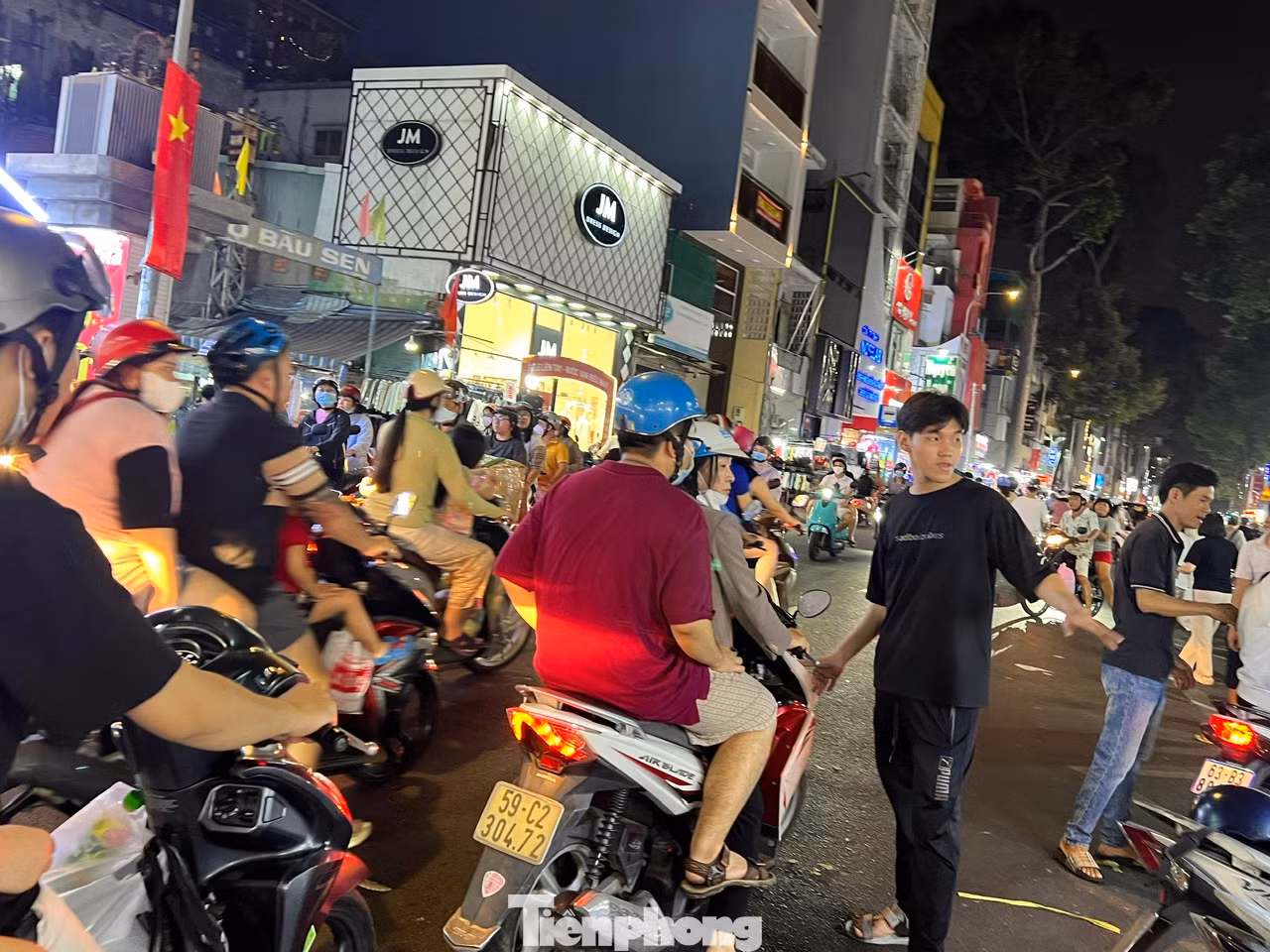 Bảng khuyến mãi, sale đồng giá chỉ 49K, 99K đặt ngay trên vỉa hè... Nhiều nơi, nhân viên còn tràn xuống đường mời gọi nhưng tình hình buôn bán vẫn chưa cải thiện. Bảng khuyến mãi, sale đồng giá chỉ 49K, 99K đặt ngay trên vỉa hè... Nhiều nơi, nhân viên còn tràn xuống đường mời gọi nhưng tình hình buôn bán vẫn chưa cải thiện.