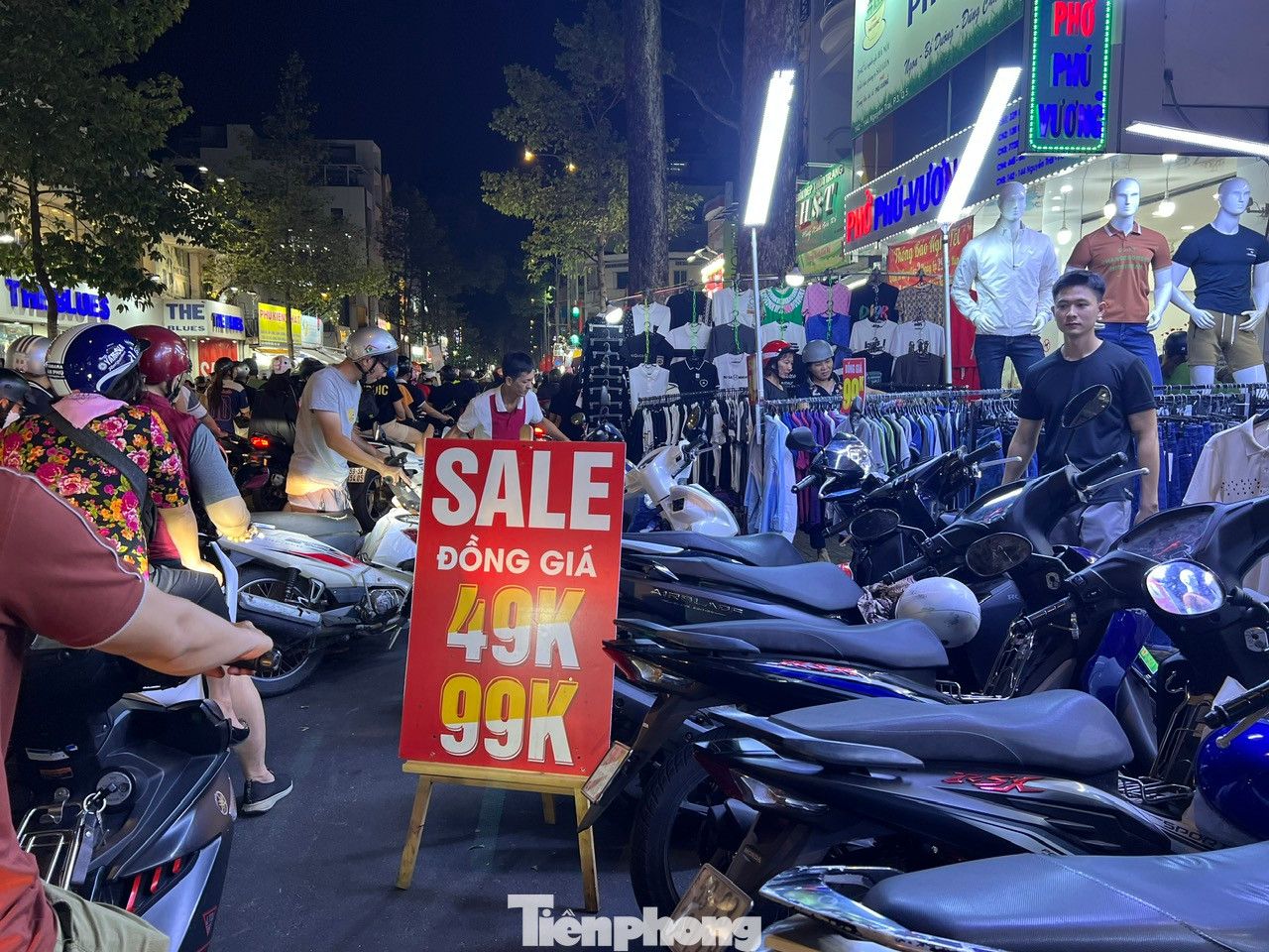 Bảng khuyến mãi, sale đồng giá chỉ 49K, 99K đặt ngay trên vỉa hè... Nhiều nơi, nhân viên còn tràn xuống đường mời gọi nhưng tình hình buôn bán vẫn chưa cải thiện.