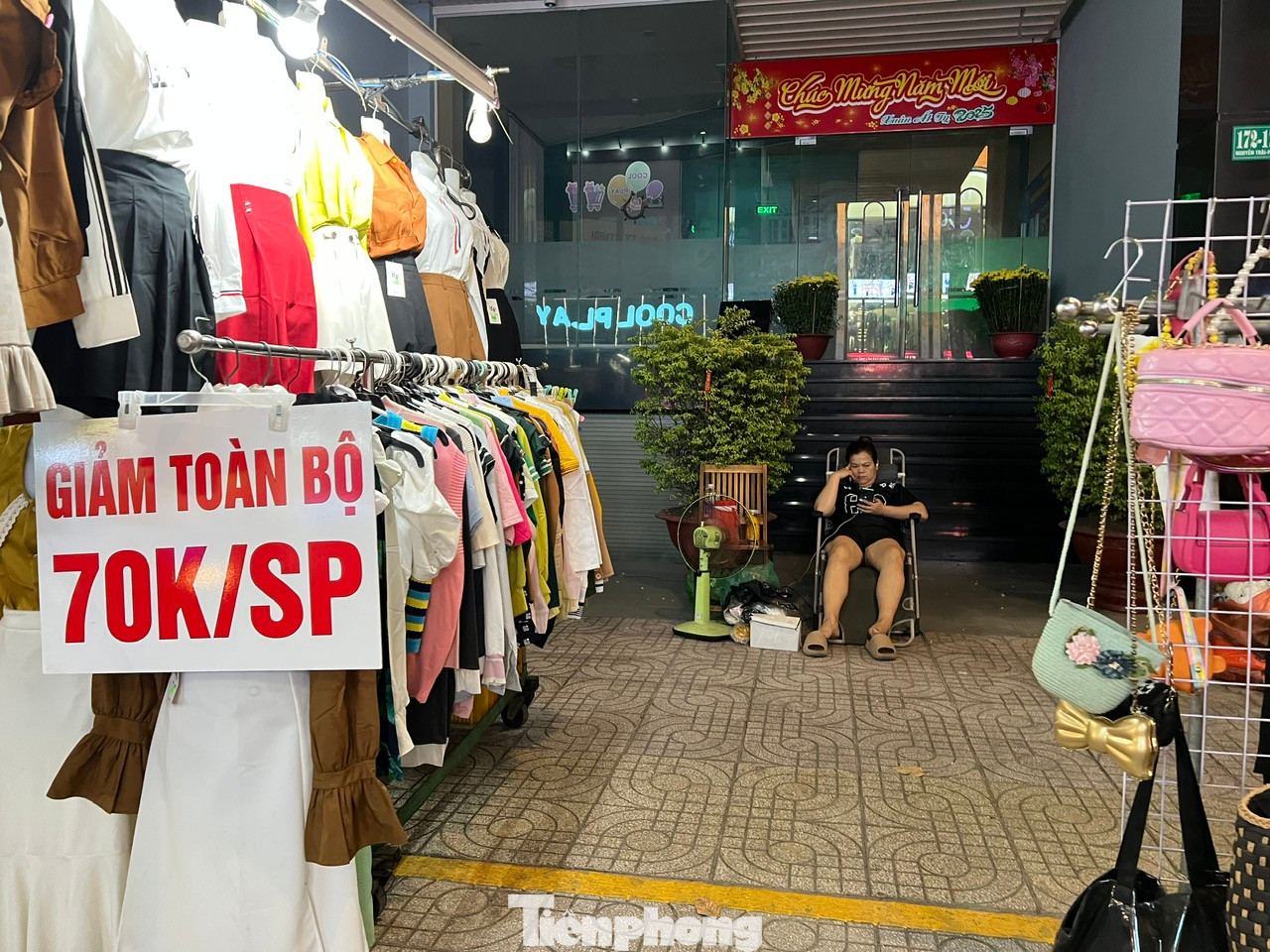 Các sản phẩm đồng giá 70.000 đồng nhưng vẫn chưa thu hút khách. Nhiều tiểu thương chán nản ngồi lướt điện thoại cho hết ngày.