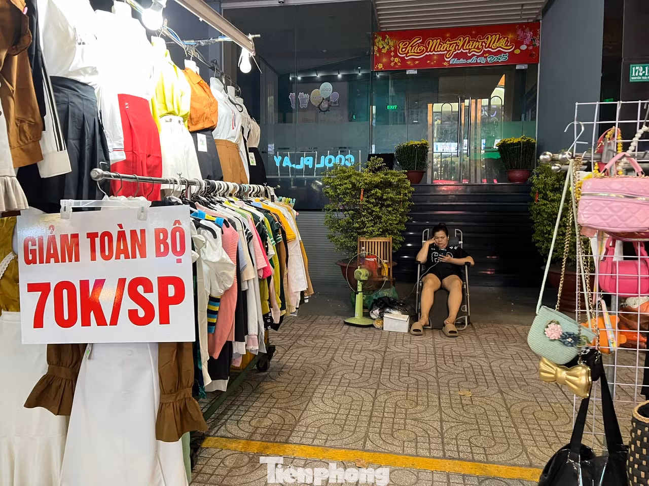 Các sản phẩm đồng giá 70.000 đồng nhưng vẫn chưa thu hút khách. Nhiều tiểu thương chán nản ngồi lướt điện thoại cho hết ngày. Các sản phẩm đồng giá 70.000 đồng nhưng vẫn chưa thu hút khách. Nhiều tiểu thương chán nản ngồi lướt điện thoại cho hết ngày.
