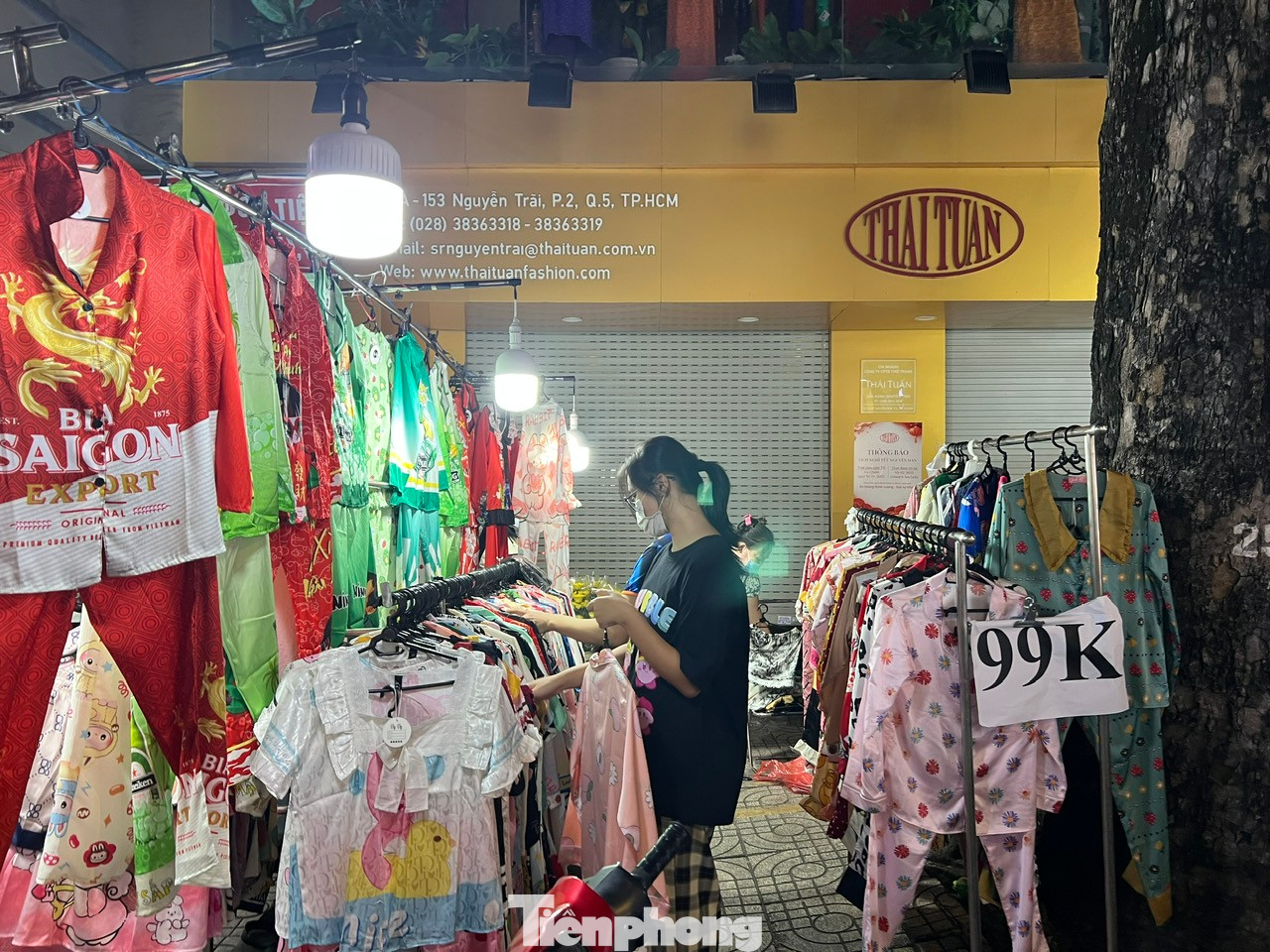 "Trên đường này đồ gì cũng rẻ, vì vậy tôi thường đến đây mua sắm. Cứ ngỡ Tết sẽ đắt hàng, đông khách nhưng hiện tại không khác ngày thường là mấy. Hàng ở đây rất chất lượng, bao đổi trả, phù hợp với người có thu nhập thấp, học sinh, sinh viên..." - một nữ khách hàng ngụ quận 6 cho biết.