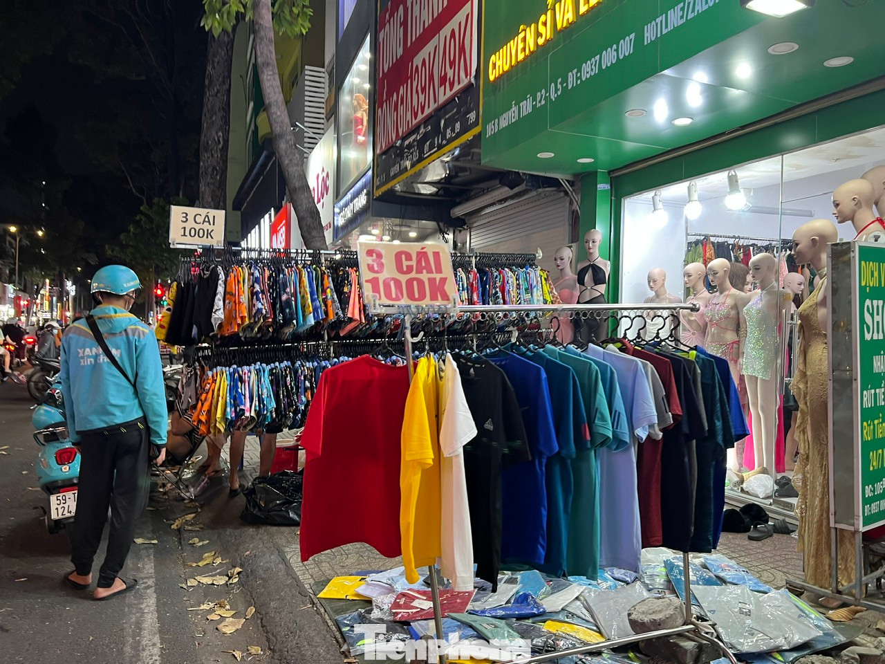 Chỉ 100.000 đồng, khách có thể mua tới 3 chiếc áo thun hoặc quần sọt. Giá không thể rẻ hơn nhưng quầy hàng này cũng ế ẩm, vắng khách.