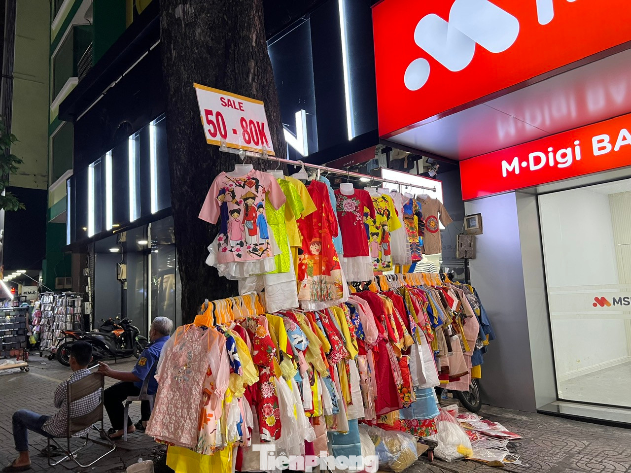 Áo dài trẻ em giá chỉ 50.000 - 80.000 đồng/bộ.