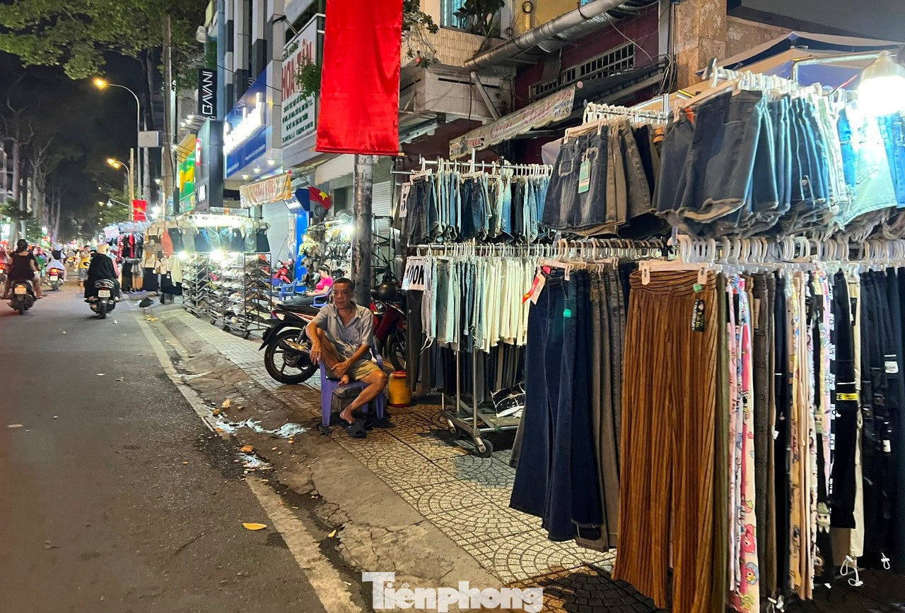 "Cả chiều hôm nay, hầu như không bán được cái nào. Tôi cố gắng trong hai ngày cao điểm cuối cùng trước khi bước sang năm mới 2025. Bán buôn mấy ngày Tết mà thế này thì nản lắm" - một tiểu thương than thở.
