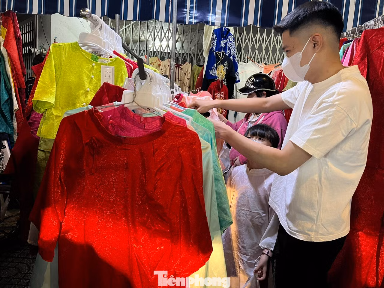 Một quầy hàng kinh doanh áo dài hiếm hoi có nhiều khách đến xem và chọn mua. Giá áo dài ở đây rất "mềm", chỉ từ 350.000 - 650.000 đồng/bộ. Khách mua 2 - 3 bộ còn được giảm giá thêm. Một quầy hàng kinh doanh áo dài hiếm hoi có nhiều khách đến xem và chọn mua. Giá áo dài ở đây rất "mềm", chỉ từ 350.000 - 650.000 đồng/bộ. Khách mua 2 - 3 bộ còn được giảm giá thêm.
