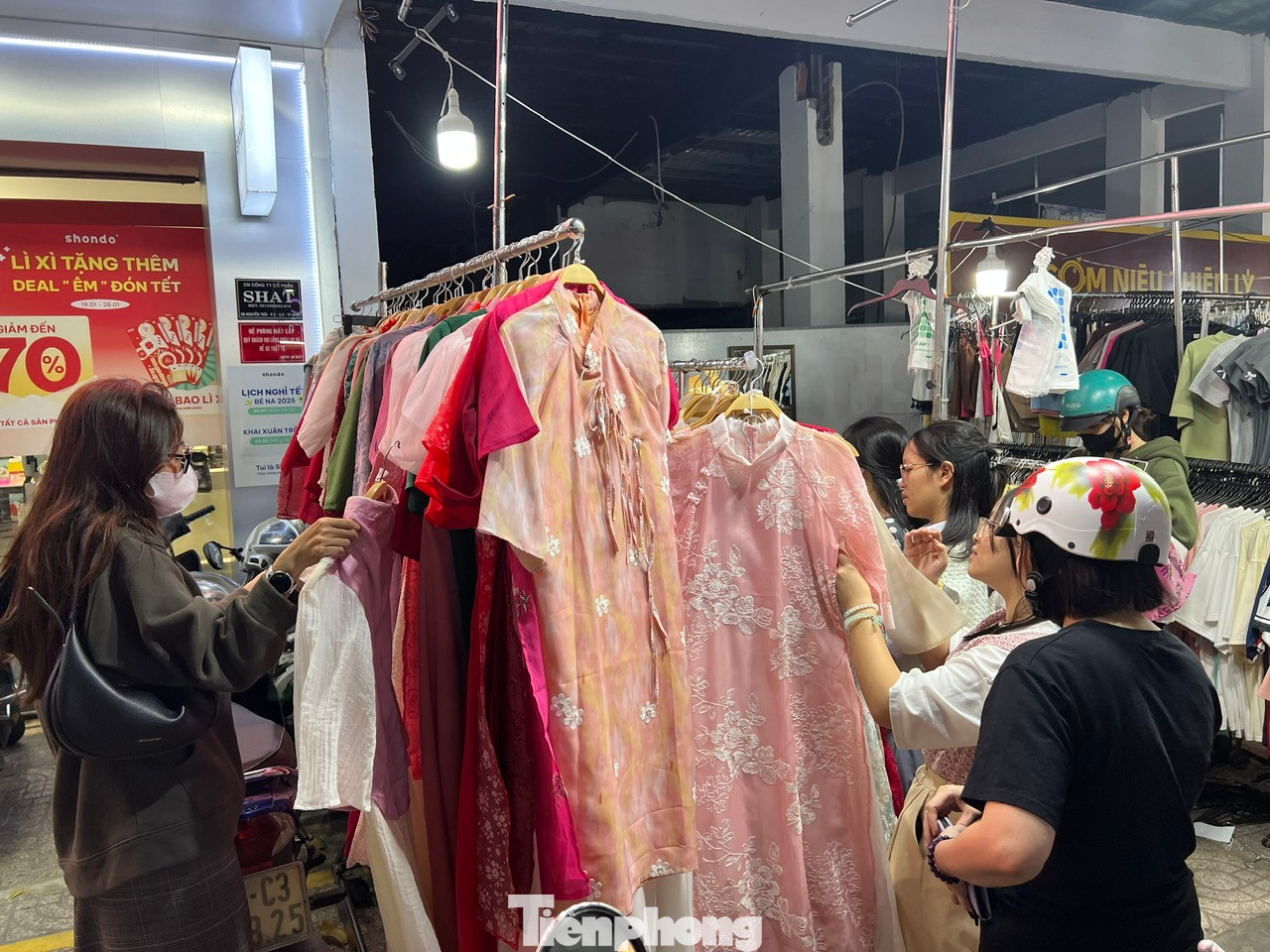 Một quầy hàng kinh doanh áo dài hiếm hoi có nhiều khách đến xem và chọn mua. Giá áo dài ở đây rất "mềm", chỉ từ 350.000 - 650.000 đồng/bộ. Khách mua 2 - 3 bộ còn được giảm giá thêm.