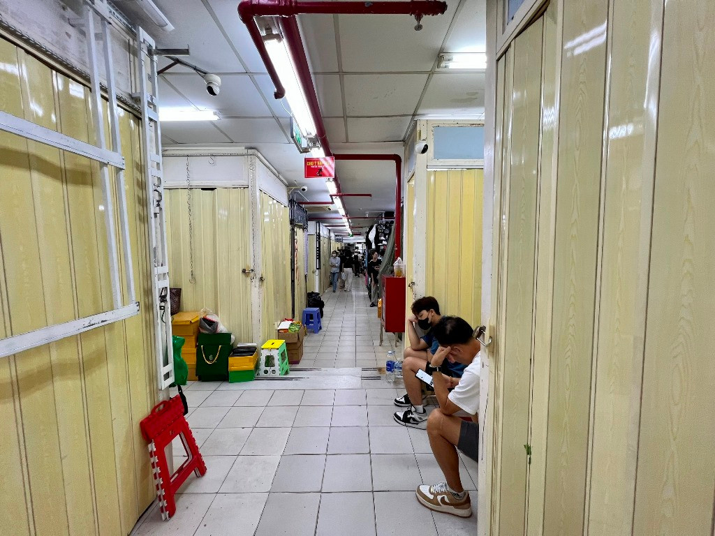 Nhiều gian hàng đóng cửa nhằm cản trở quá trình kiểm tra của lực lượng chức năng. Nhiều gian hàng đóng cửa nhằm cản trở quá trình kiểm tra của lực lượng chức năng.