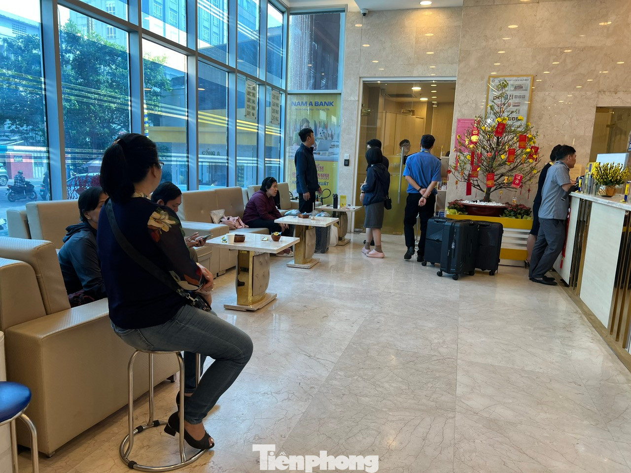 Đa số khách đến giao dịch trực tiếp do quên pass thẻ ngân hàng, bị khóa thẻ, thẻ ngân hàng bị lỗi... Nhân viên ngân hàng Nam Á cũng cho biết, còn làm việc trong buổi sáng 25/1 (26 tháng Chạp) để phục vụ khách. Đa số khách đến giao dịch trực tiếp do quên pass thẻ ngân hàng, bị khóa thẻ, thẻ ngân hàng bị lỗi... Nhân viên ngân hàng Nam Á cũng cho biết, còn làm việc trong buổi sáng 25/1 (26 tháng Chạp) để phục vụ khách.