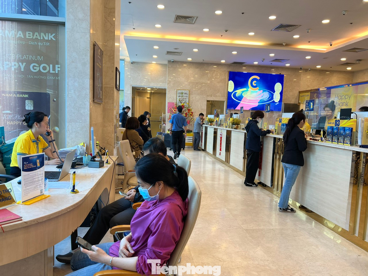 Tại Ngân hàng Nam Á trên đường Cách Mạng Tháng Tám (quận 3), nhân viên không nghỉ trưa để phục vụ khách. Tuy nhiên khách hàng vẫn phải chờ đợi khá lâu chứ không thể đến quầy hỗ trợ ngay. Tại Ngân hàng Nam Á trên đường Cách Mạng Tháng Tám (quận 3), nhân viên không nghỉ trưa để phục vụ khách. Tuy nhiên khách hàng vẫn phải chờ đợi khá lâu chứ không thể đến quầy hỗ trợ ngay.