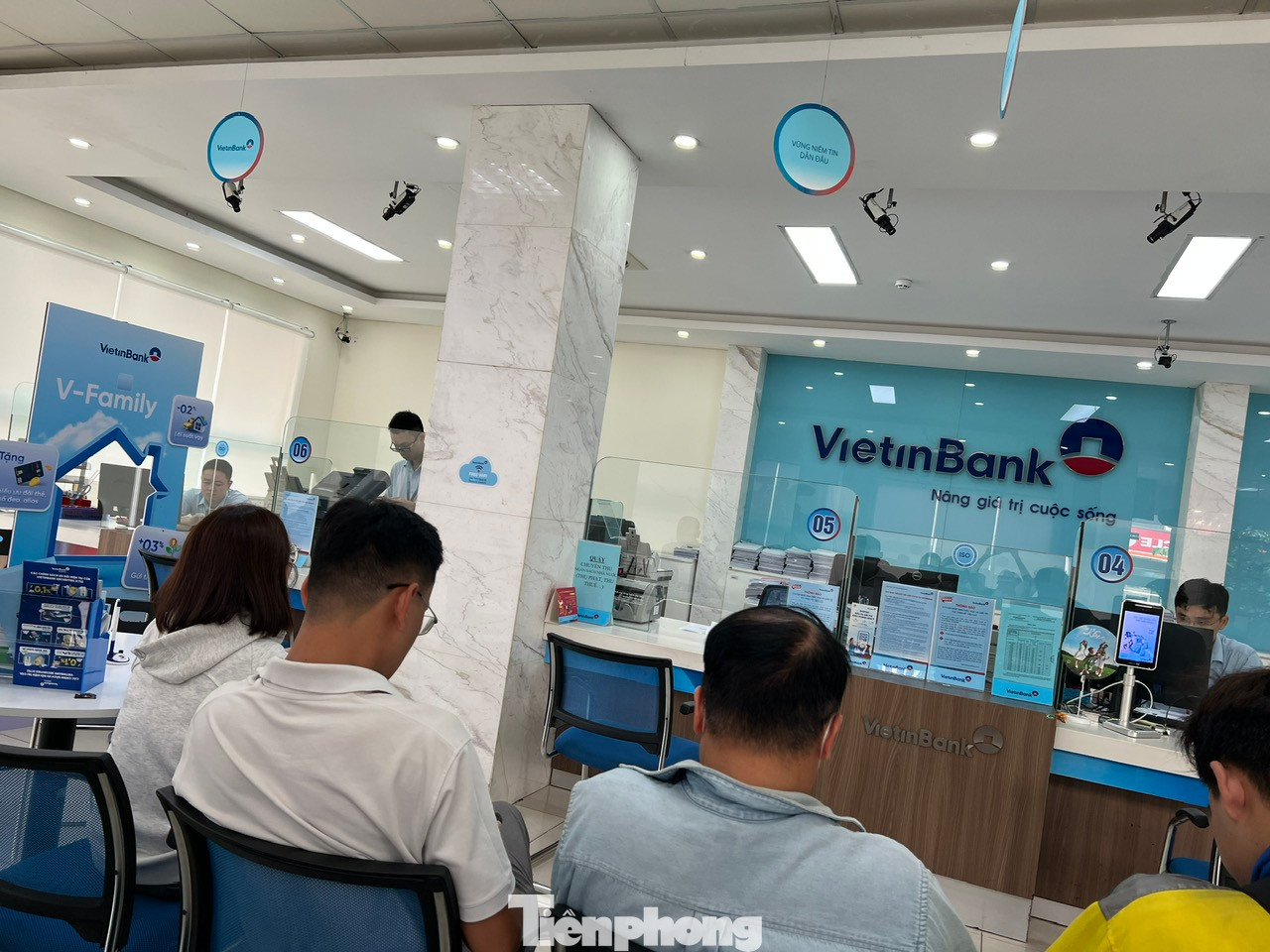 Nhiều người kiên nhẫn ngồi chờ cả buổi sáng mới đến lượt giao dịch tại ngân hàng trong ngày cuối cùng của năm cũ 2024. Trong đó, phần lớn khách đến để rút tiền mặt dùng trong những ngày Tết. Nhiều người kiên nhẫn ngồi chờ cả buổi sáng mới đến lượt giao dịch tại ngân hàng trong ngày cuối cùng của năm cũ 2024. Trong đó, phần lớn khách đến để rút tiền mặt dùng trong những ngày Tết.