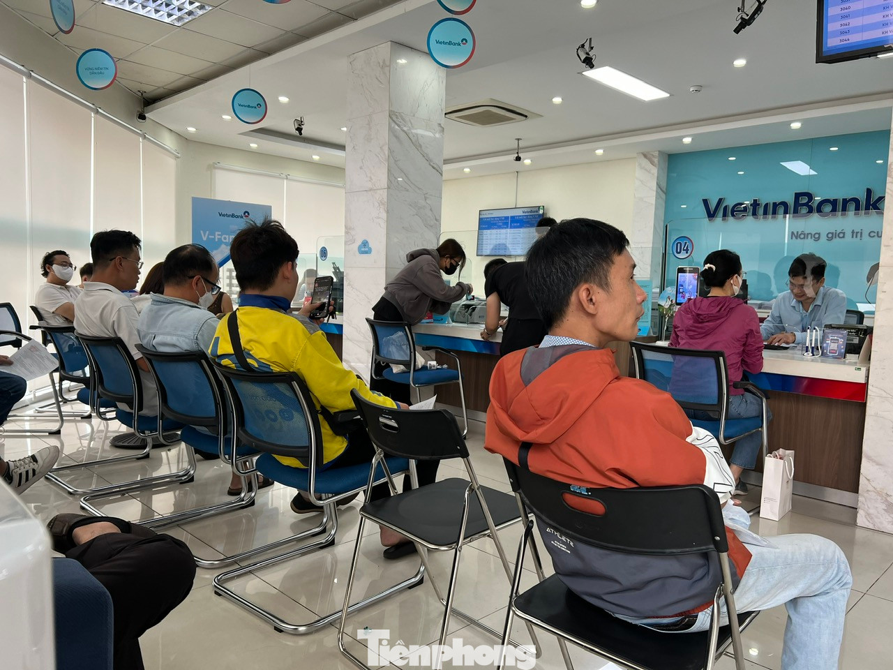 Tuy nhiên, các ngân hàng cũng khuyến cáo, trước khi thực hiện giao dịch, khách hàng cần kiểm tra kỹ thông tin tài khoản người nhận để tránh chuyển nhầm tiền; luôn bảo mật thông tin cá nhân và mật khẩu khi giao dịch trực tuyến, tránh truy cập vào các đường link lạ hoặc cung cấp thông tin cho người khác; không chia sẻ thông tin cá nhân và mật khẩu với bất kỳ ai, kể cả người thân. Tuy nhiên, các ngân hàng cũng khuyến cáo, trước khi thực hiện giao dịch, khách hàng cần kiểm tra kỹ thông tin tài khoản người nhận để tránh chuyển nhầm tiền; luôn bảo mật thông tin cá nhân và mật khẩu khi giao dịch trực tuyến, tránh truy cập vào các đường link lạ hoặc cung cấp thông tin cho người khác; không chia sẻ thông tin cá nhân và mật khẩu với bất kỳ ai, kể cả người thân.