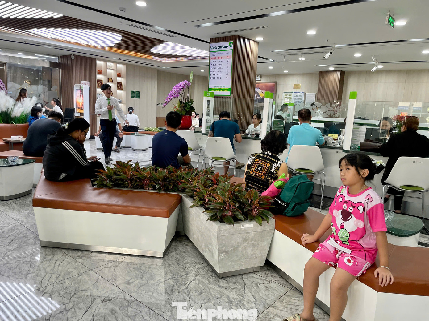 Ông Nguyễn Đức Lệnh, Phó giám đốc Ngân hàng Nhà nước chi nhánh TPHCM khuyến khích người dân nên thanh toán không dùng tiền mặt, nhất là vào thời điểm cuối năm. Theo ông Lệnh, dịch vụ thanh toán không dùng tiền mặt ngày càng hiện đại và ngày càng được các tổ chức tín dụng hoàn thiện phát triển, giảm thao tác, giảm thời gian song rất tiện ích, an toàn và hiệu quả, “chỉ một chạm” là thanh toán xong. Ông Nguyễn Đức Lệnh, Phó giám đốc Ngân hàng Nhà nước chi nhánh TPHCM khuyến khích người dân nên thanh toán không dùng tiền mặt, nhất là vào thời điểm cuối năm. Theo ông Lệnh, dịch vụ thanh toán không dùng tiền mặt ngày càng hiện đại và ngày càng được các tổ chức tín dụng hoàn thiện phát triển, giảm thao tác, giảm thời gian song rất tiện ích, an toàn và hiệu quả, “chỉ một chạm” là thanh toán xong.