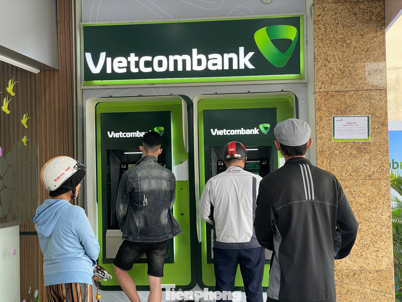 “Tuy vẫn còn một số vướng mắc, chủ yếu do yếu tố khách quan và liên quan thời gian chờ thanh toán do số lượng lệnh thanh toán chuyển tiền lớn, nhưng nhìn chung tất cả đều được xử lý kịp thời” – ông Lệnh cho biết. “Tuy vẫn còn một số vướng mắc, chủ yếu do yếu tố khách quan và liên quan thời gian chờ thanh toán do số lượng lệnh thanh toán chuyển tiền lớn, nhưng nhìn chung tất cả đều được xử lý kịp thời” – ông Lệnh cho biết.